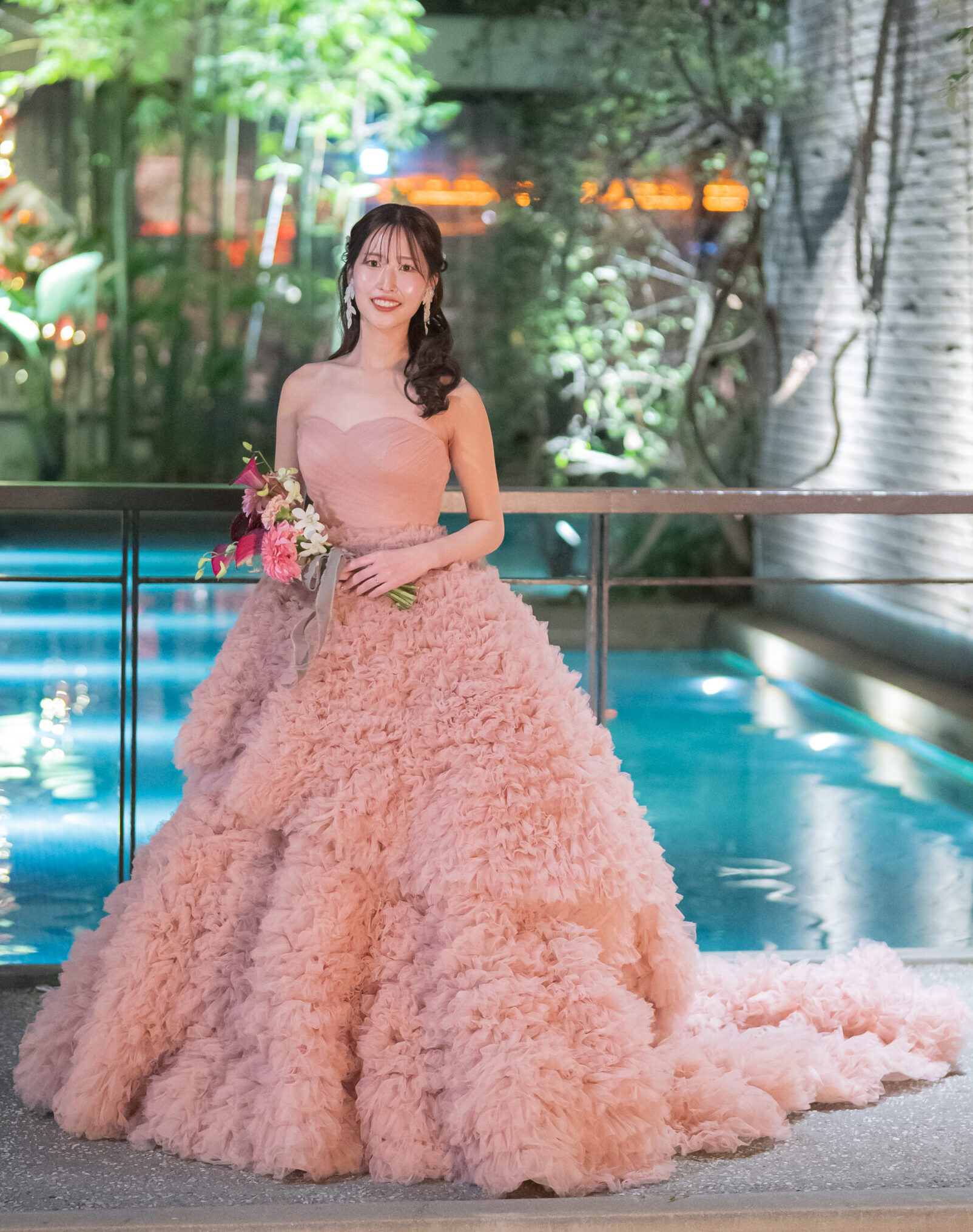 スカートにはオーバースカートを重ねることで立体感を生み出し、ボリュームのあるシルエットの中でもウエストラインを美しく魅せるデザインに。 華やかさの中にも洗練された印象を演感じさせます。