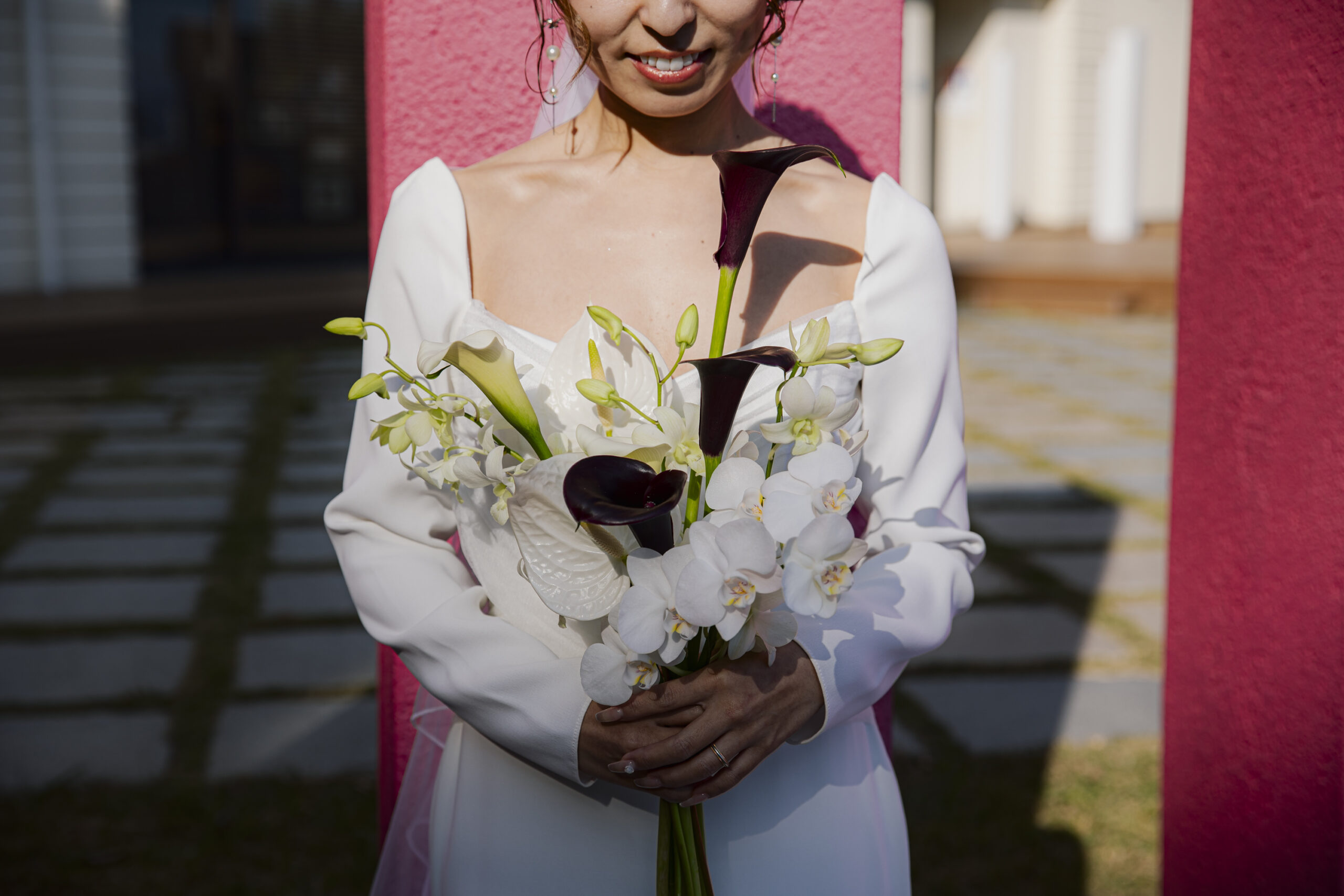 シンプルなタイトシルエットのウェディングドレスだからこそ大ぶりのブーケがとてもよくマッチするのです