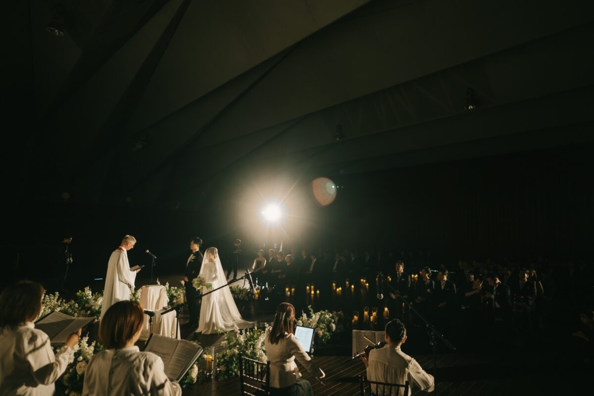 壮大な空間で纏うTREATのウェディングドレスはシンプルかつ上品で、どの角度から見ても目を引く格別な美しさを放ちます