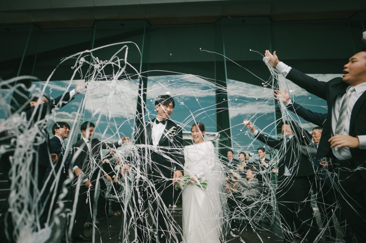 結婚式というお二人のこだわりが溢れる一日に花嫁様がセレクトしたのは東京のお洒落な花嫁様に人気のトリートのウェディングドレス