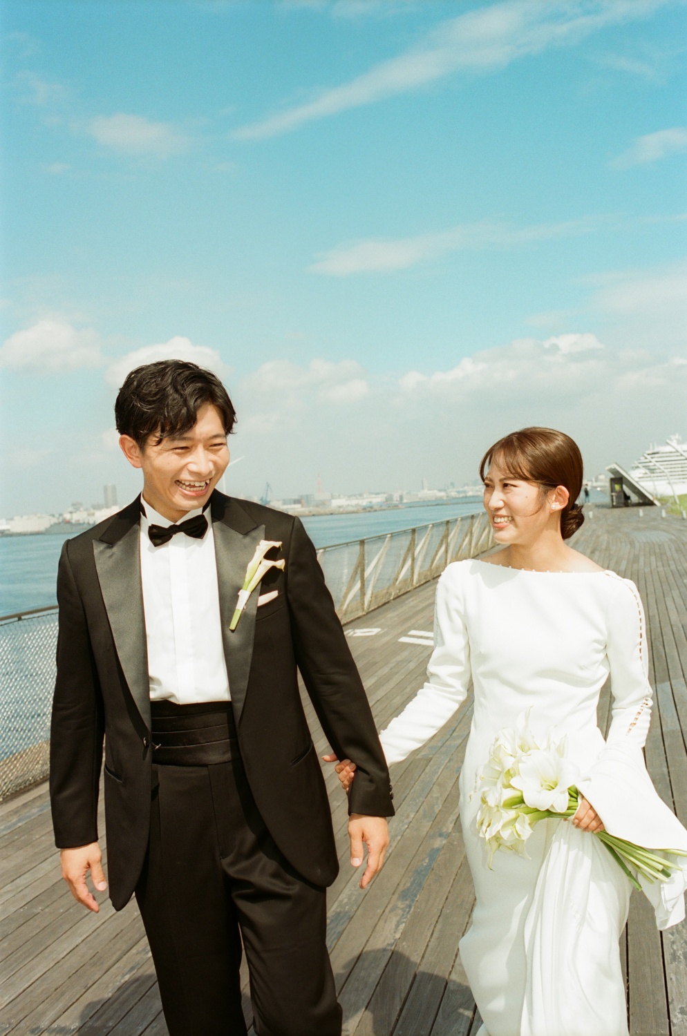 一から会場のスタイリングを行い、結婚式というお二人のこだわりが溢れる一日に花嫁様がセレクトしたのは東京のお洒落な花嫁様に人気のトリートのウェディングドレス