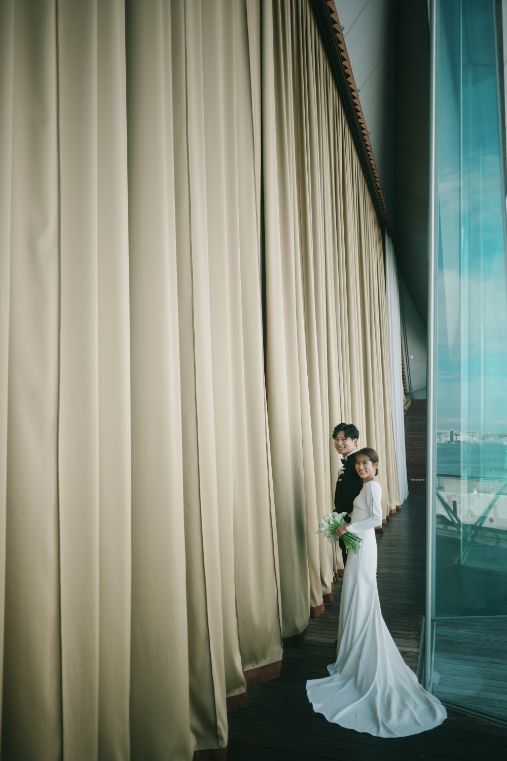 お衣裳にこだわるからこそトリートでお衣裳をお選びくださった新婦様とタキシードを纏いエスコートされる新郎様