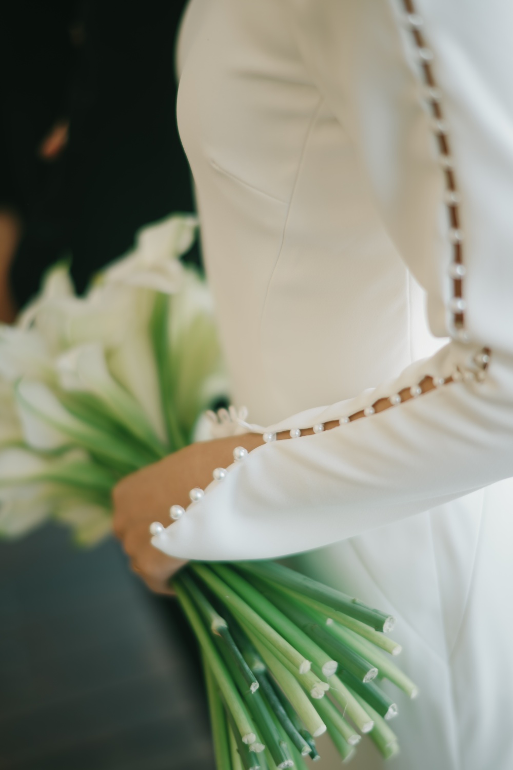 こだわり抜かれたディティ―ルが目を引くトリートで取り扱いのあるシンプルで上質なウェディングドレスを纏う新婦様