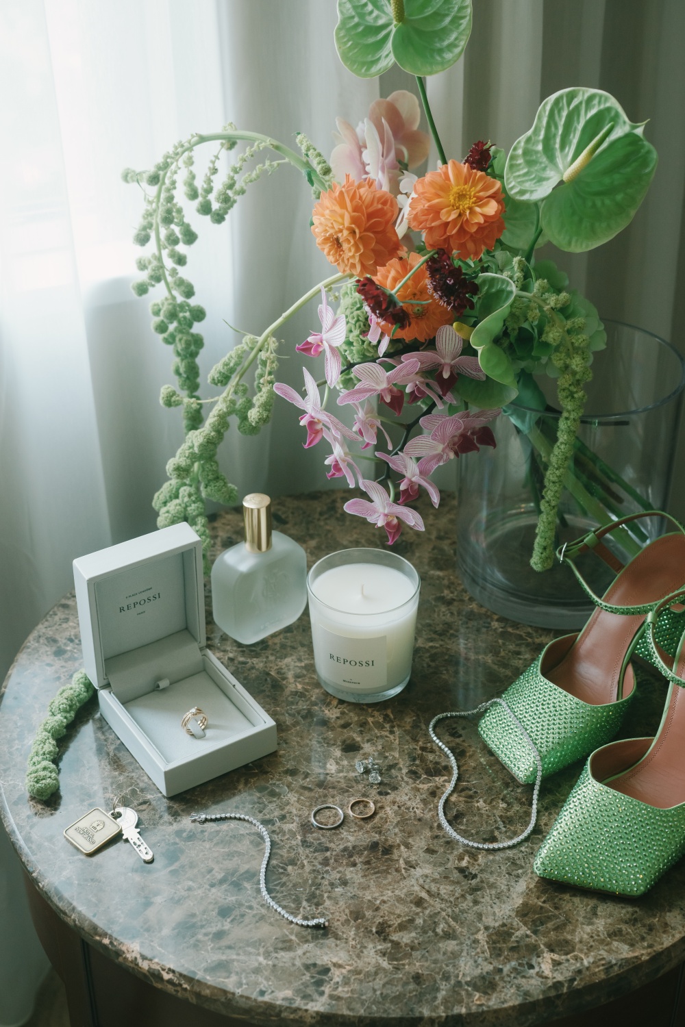 結婚式というお二人のこだわりが溢れる一日に花嫁様がセレクトしたのは東京のお洒落な花嫁様に人気のトリートのウェディングドレスでした