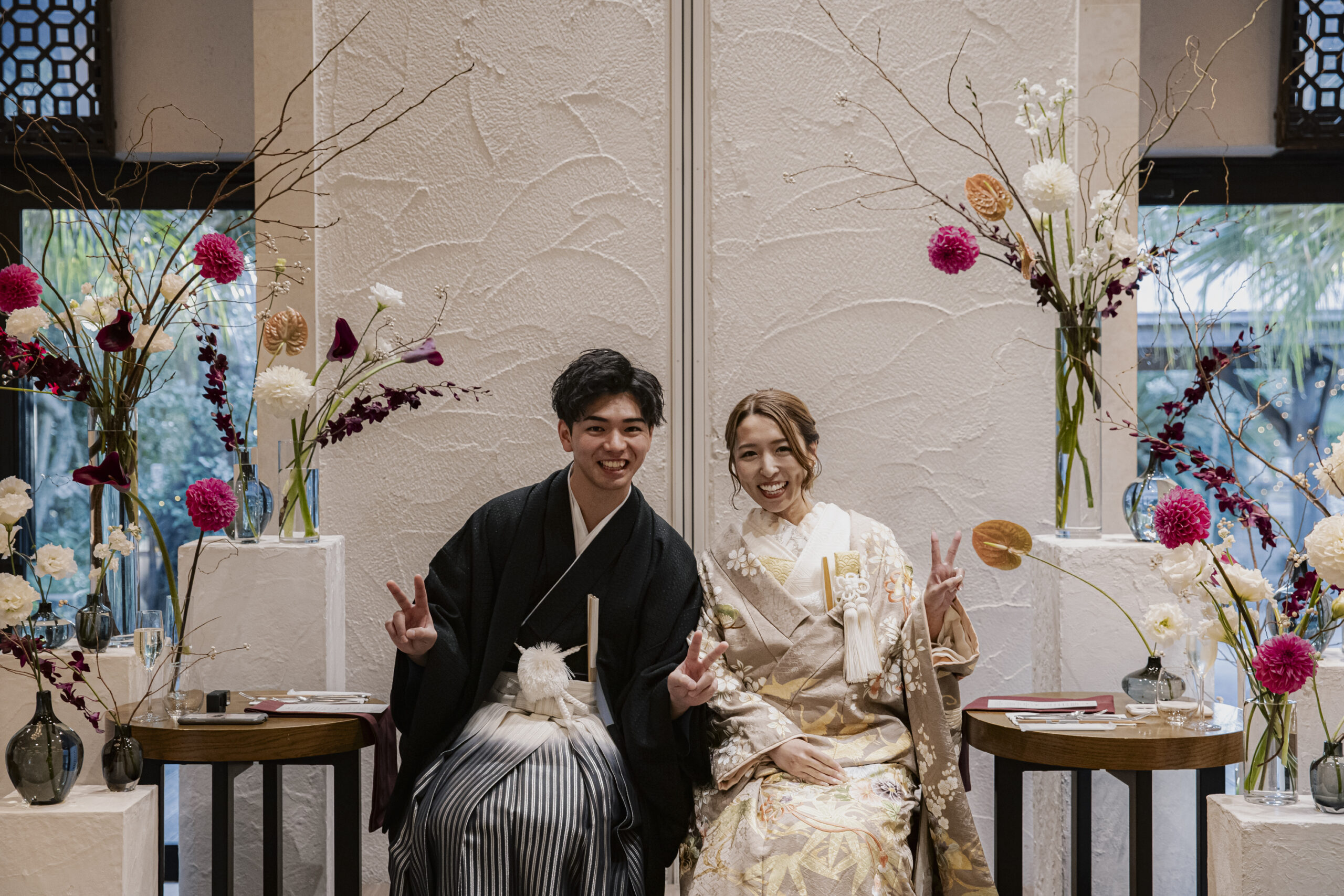 日本の伝統衣装である色打掛と紋付を身に纏われたお二人の周りでは華やかな花々がまるでお二人を祝福します