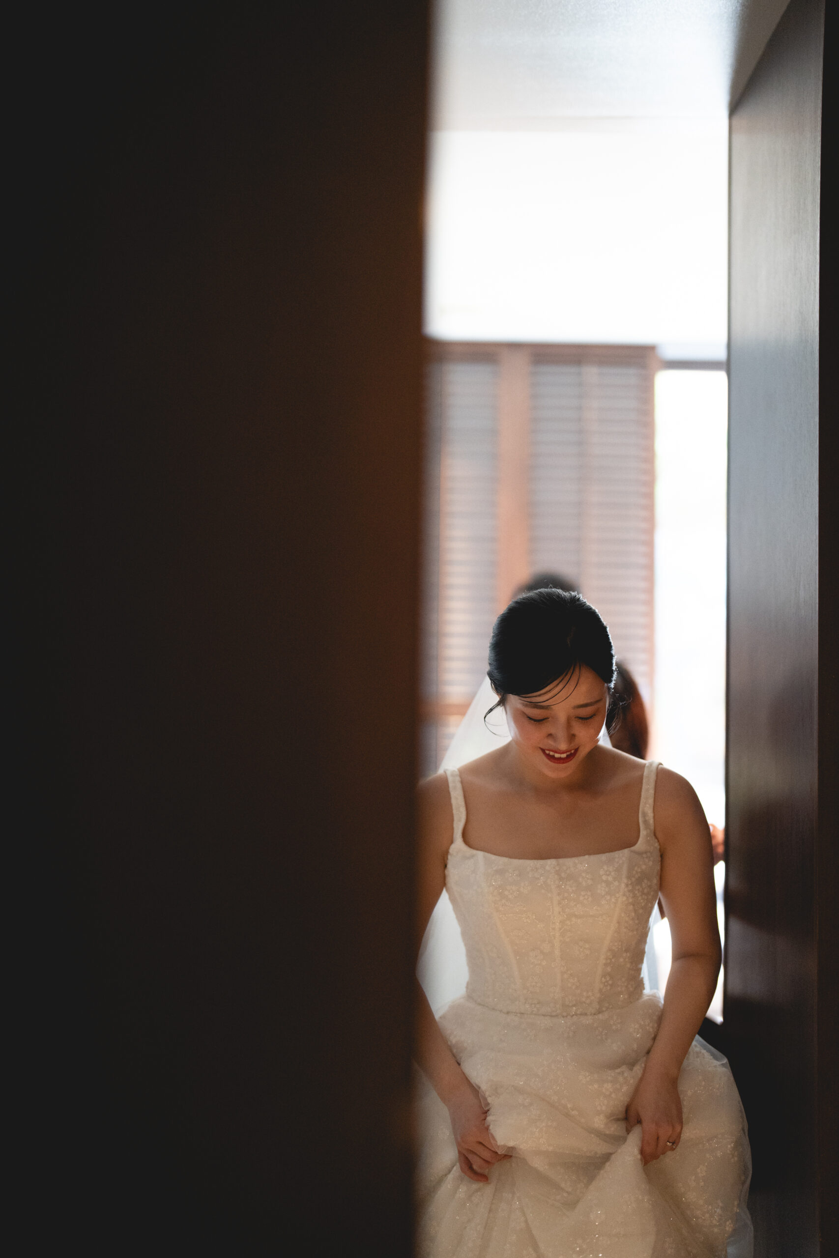 TREAT福岡店で人気のマーク イングラム フォー ヴァレンティーニのウェディングドレスを身に纏い挙式会場へと移動されるご新婦様