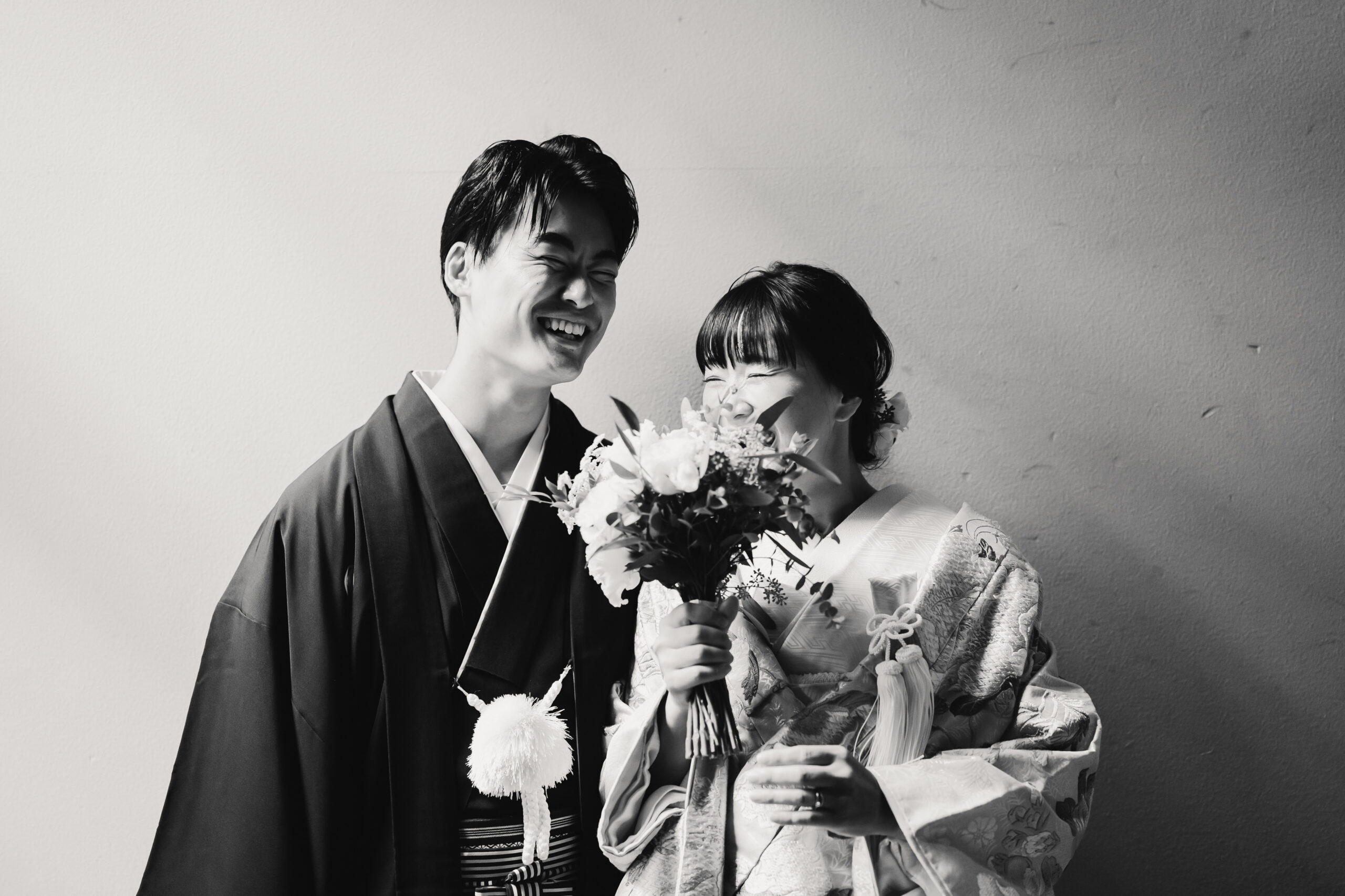 和装前撮りでのお写真。 お二人からはいつもと変わらない、自然な笑みが溢れます。