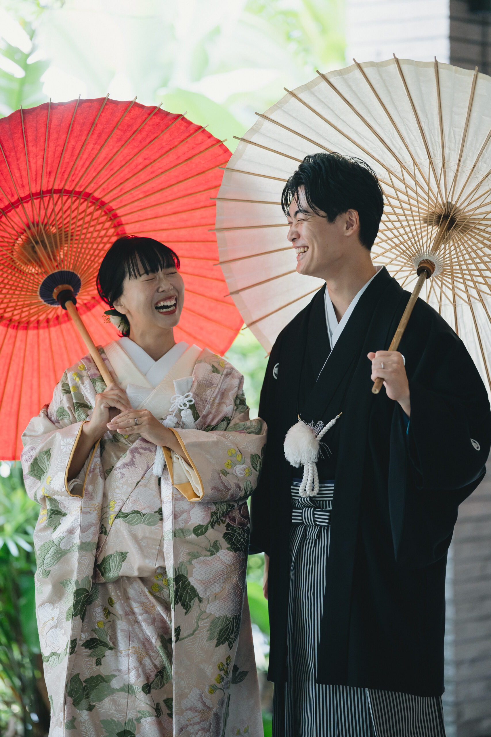 番傘を手に持たれお撮りしたワンショット。前撮りの中でもお二人らしい自然な笑みの溢れるシーン。