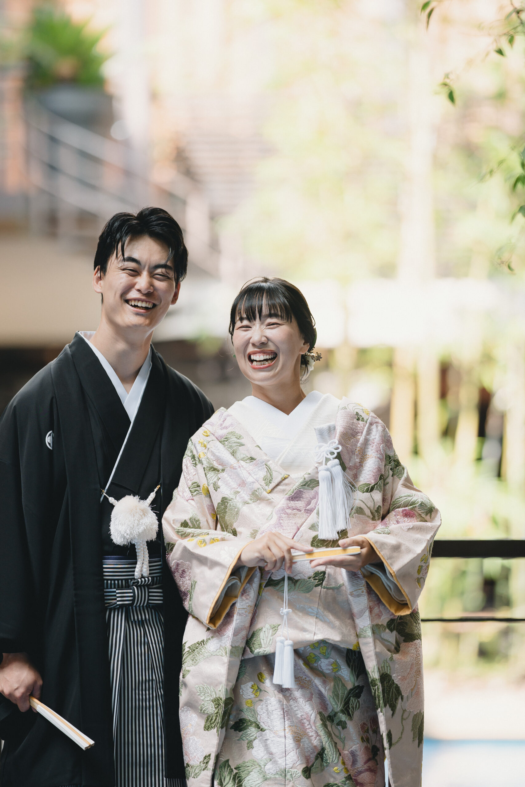 ウィズ ザ スタイル フクオカのプールサイドでのお写真。 桃色の色打掛は陽の光にあたりより暖かい印象に。