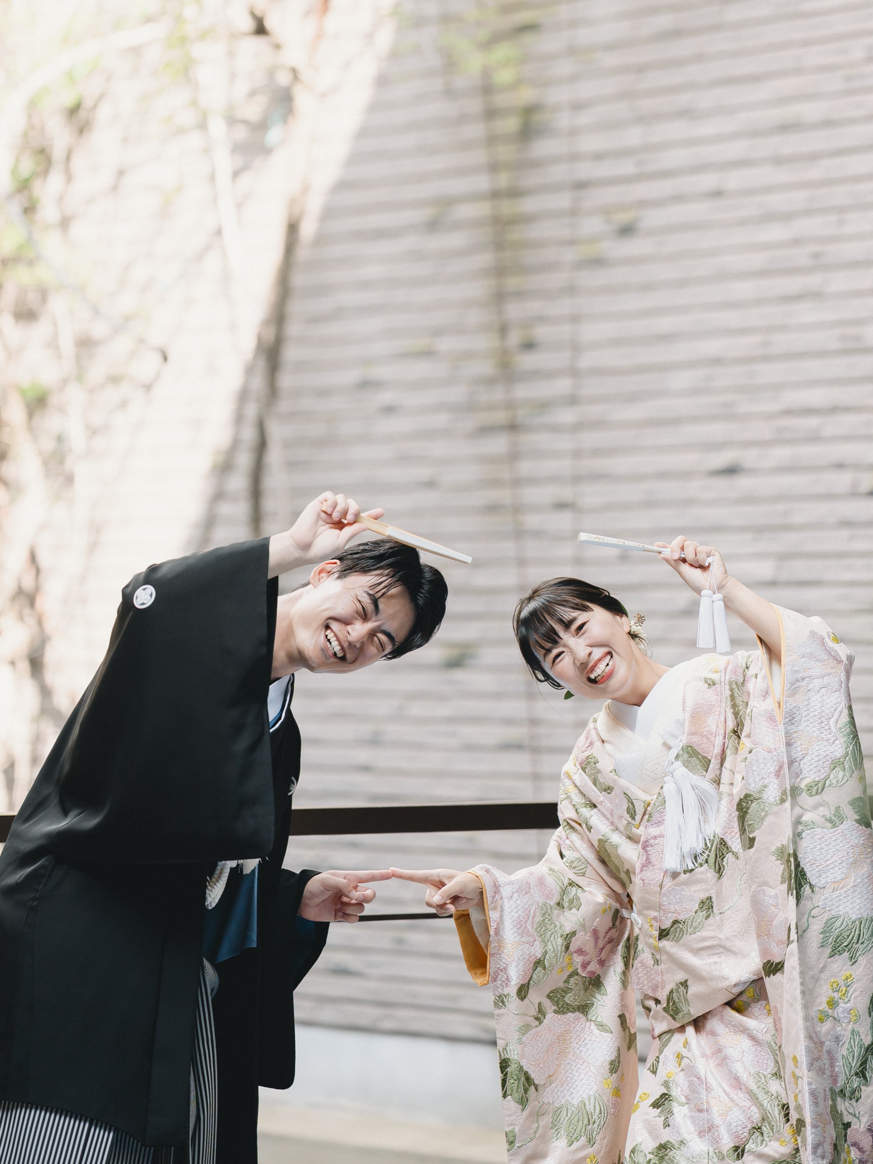 ウィズ ザ スタイル フクオカのプールサイドでのご新郎様、ご新婦様のお写真。 緊張もほぐれ自然な笑みが溢れます。