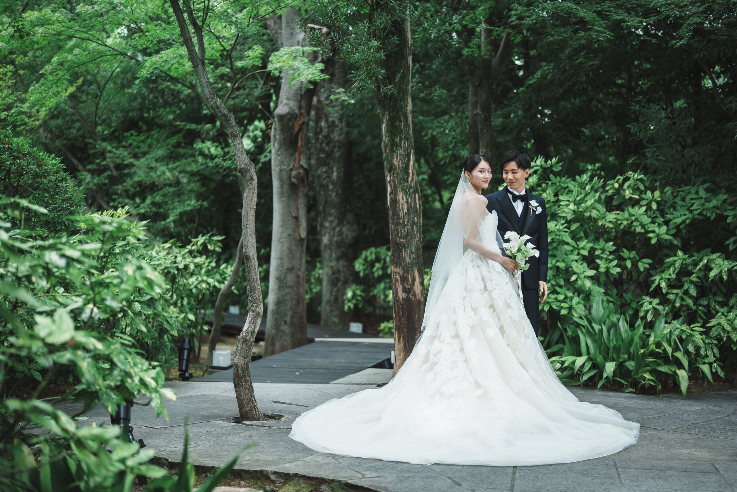 ナチュラルな会場におすすめしたいエリーサーブのウェディングドレス