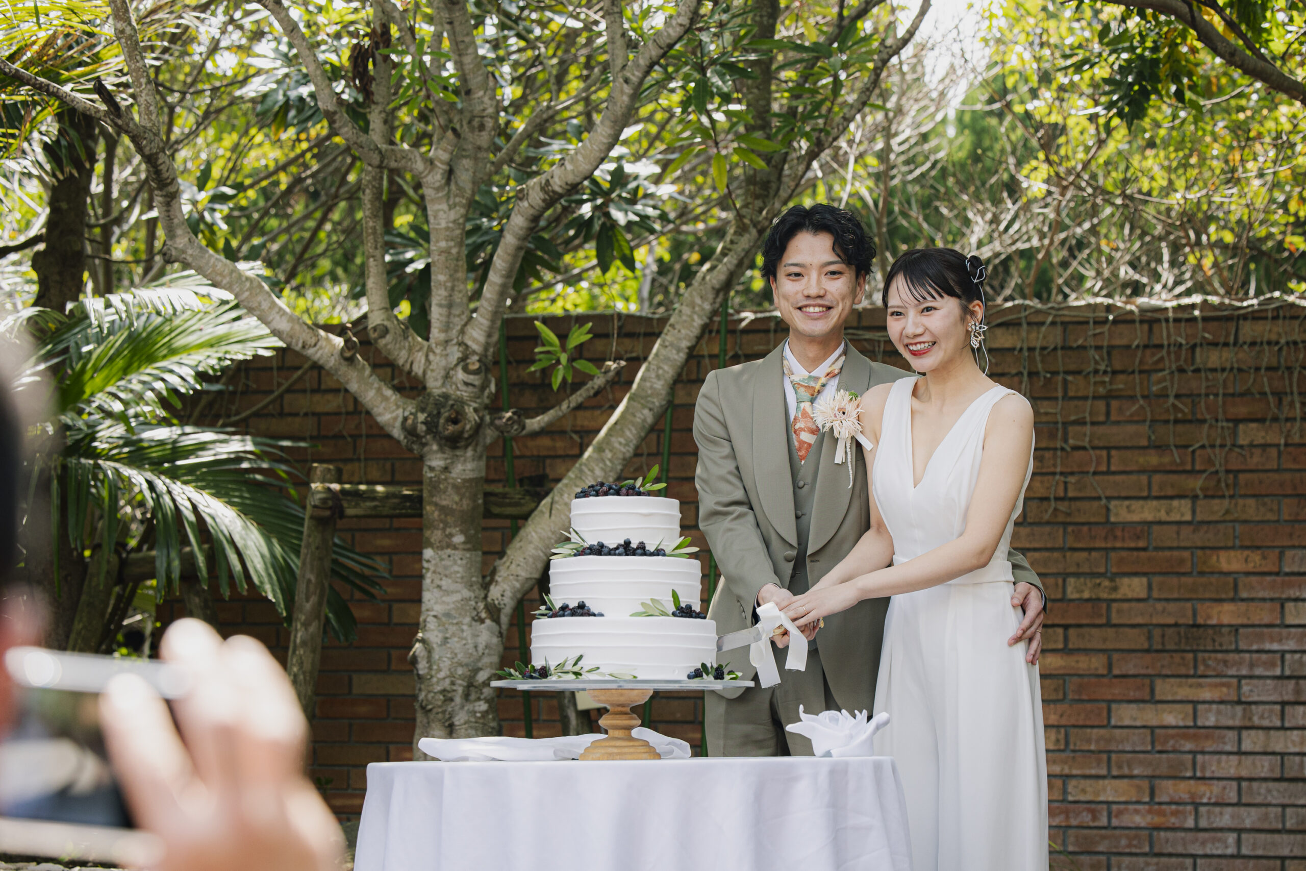 トリート福岡の提携会場のザ ルイガンズ スパ＆リゾートでケーキカットをするご新郎ご新婦様。