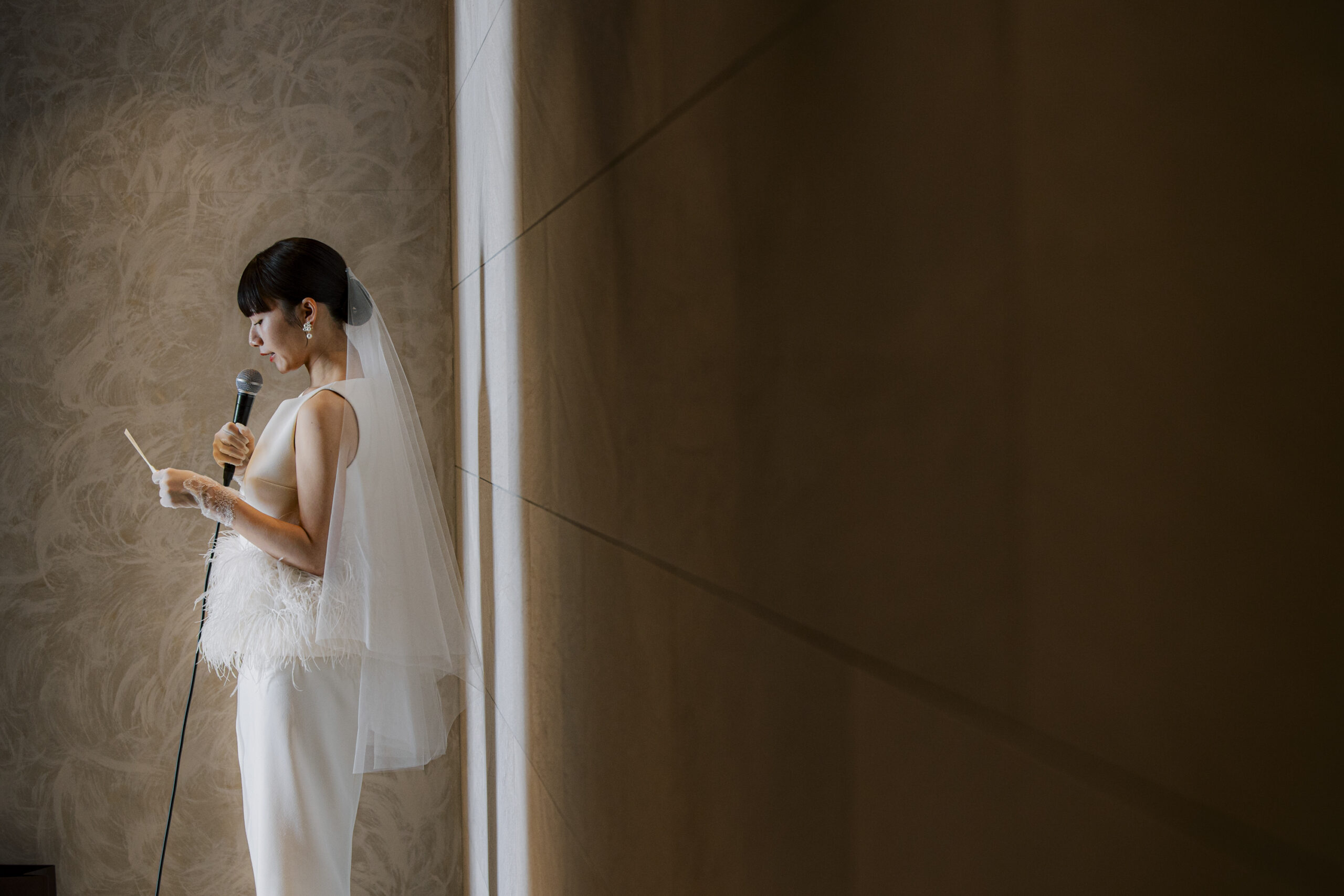 トリート福岡で人気のサフィヤのウェディングドレスに身を纏い式に臨むご新婦様。