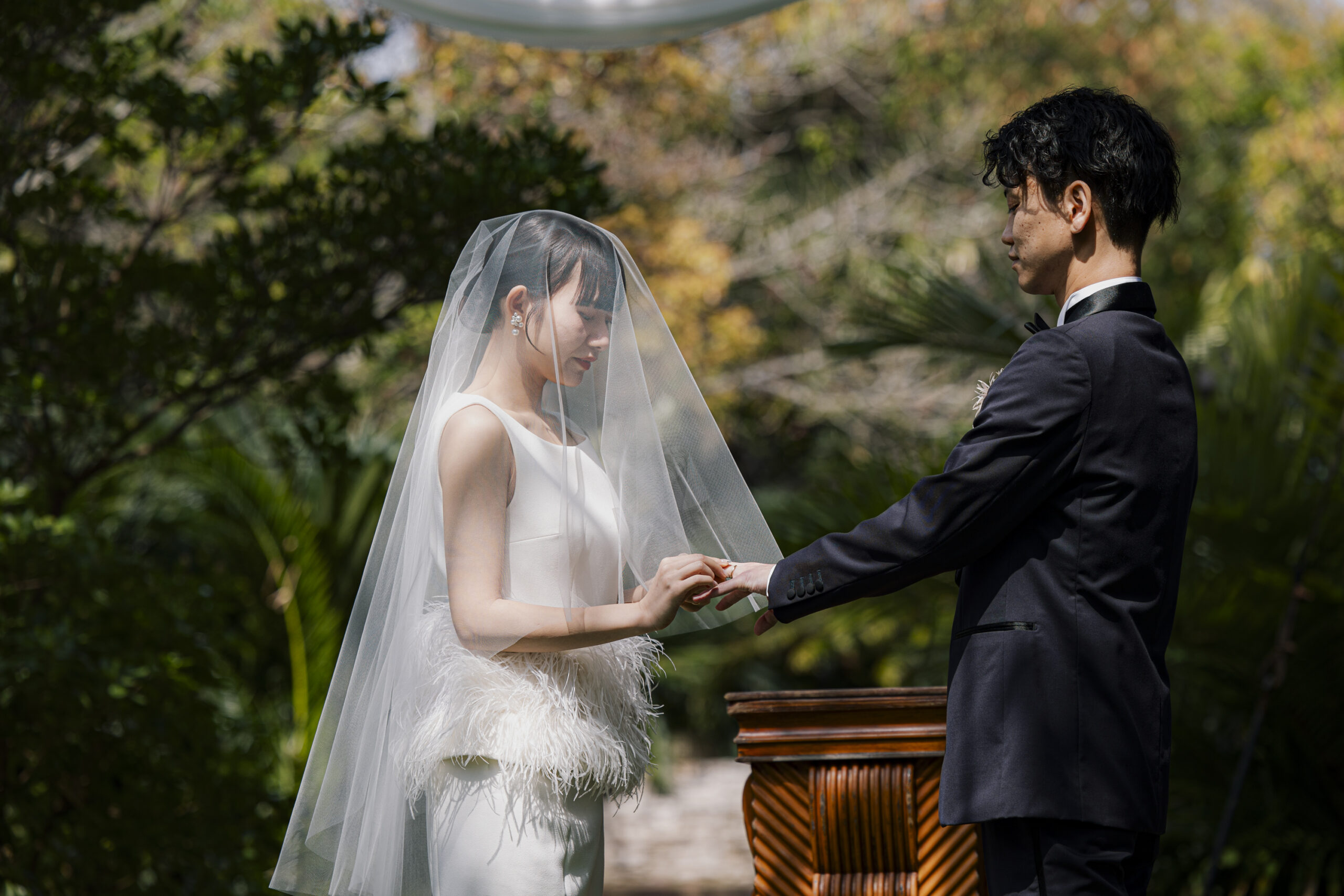 トリート福岡の提携会場のザ ルイガンズ スパ＆リゾートで指輪交換をするご新郎ご新婦様。