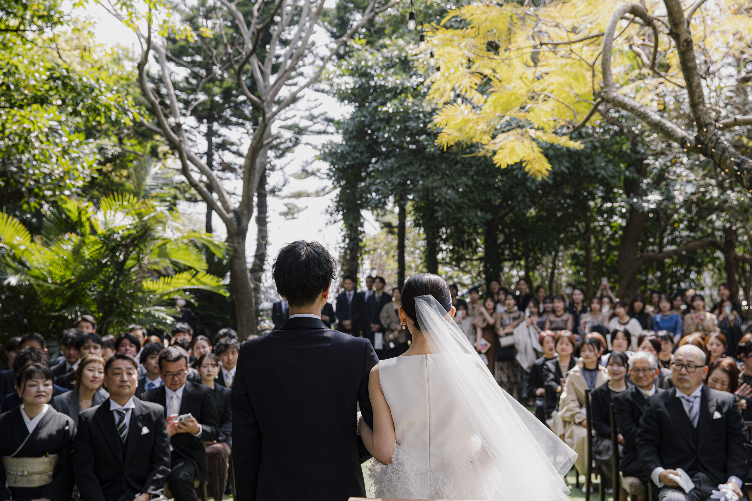 トリート福岡の提携会場のザ ルイガンズ スパ＆リゾートでゲストに見守られながら結婚式を挙げているご新郎ご新婦様。