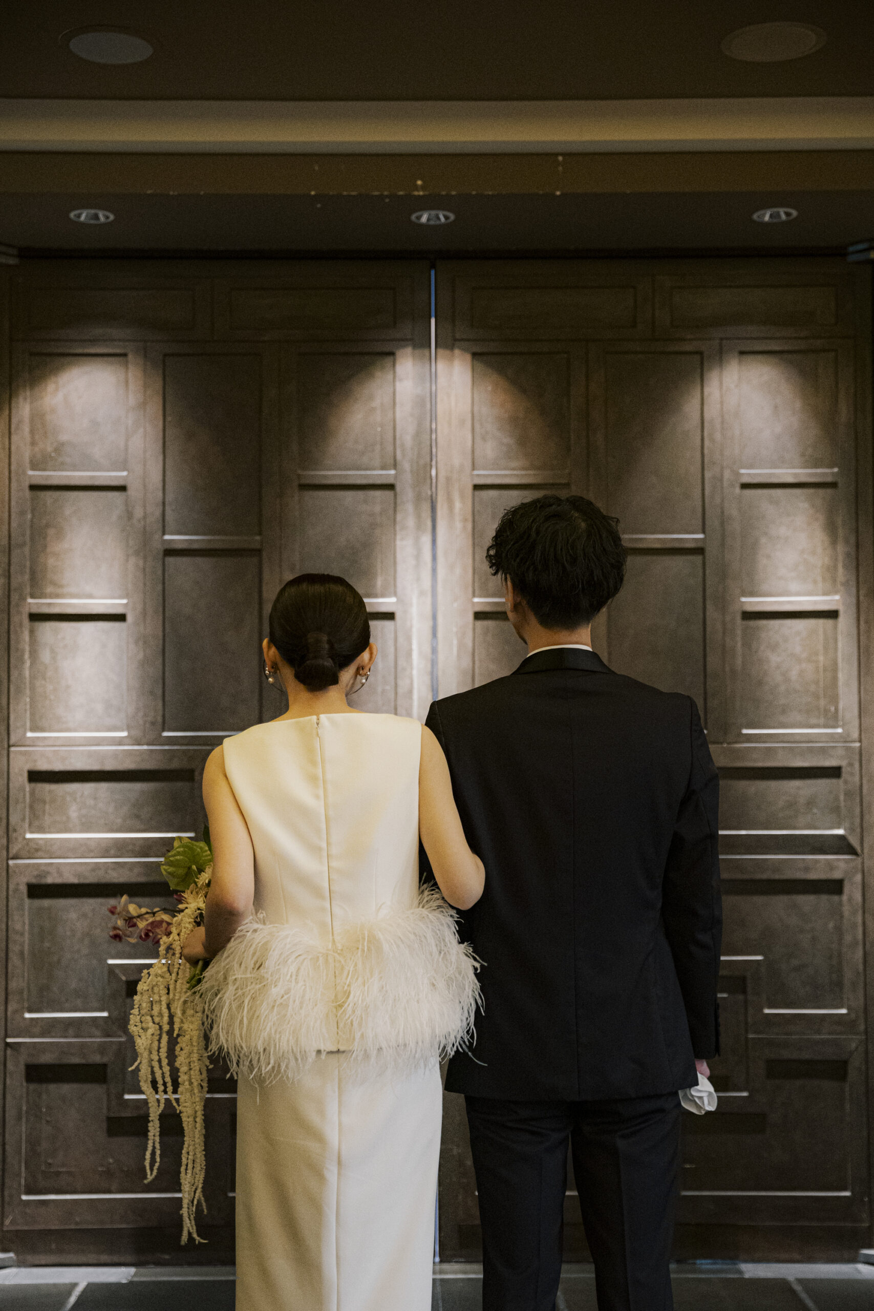 トリート福岡の提携会場のザ ルイガンズ スパ＆リゾートで披露宴入場を待つご新郎ご新婦様。