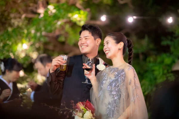 マルコアンドマリアのベージュ系のチュールとキラキラのスパンコールが美しいカラードレス