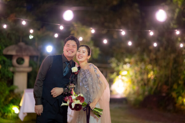 トリート神戸店のカラードレスで叶えるお洒落なナイトパーティー。新郎様もベストスタイルでおしゃれなコーディネート。