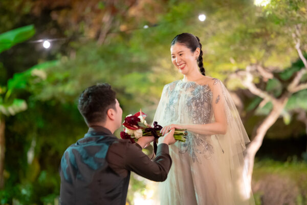 おしゃれなベージュカラーのAラインのカラードレスで行うナイトパーティー