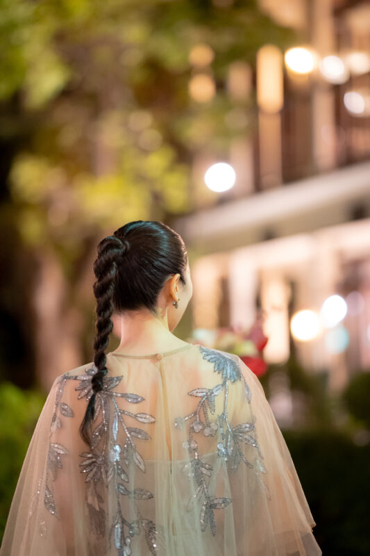 タイトなポニーテールでおしゃれで洗練されたヘアスタイル