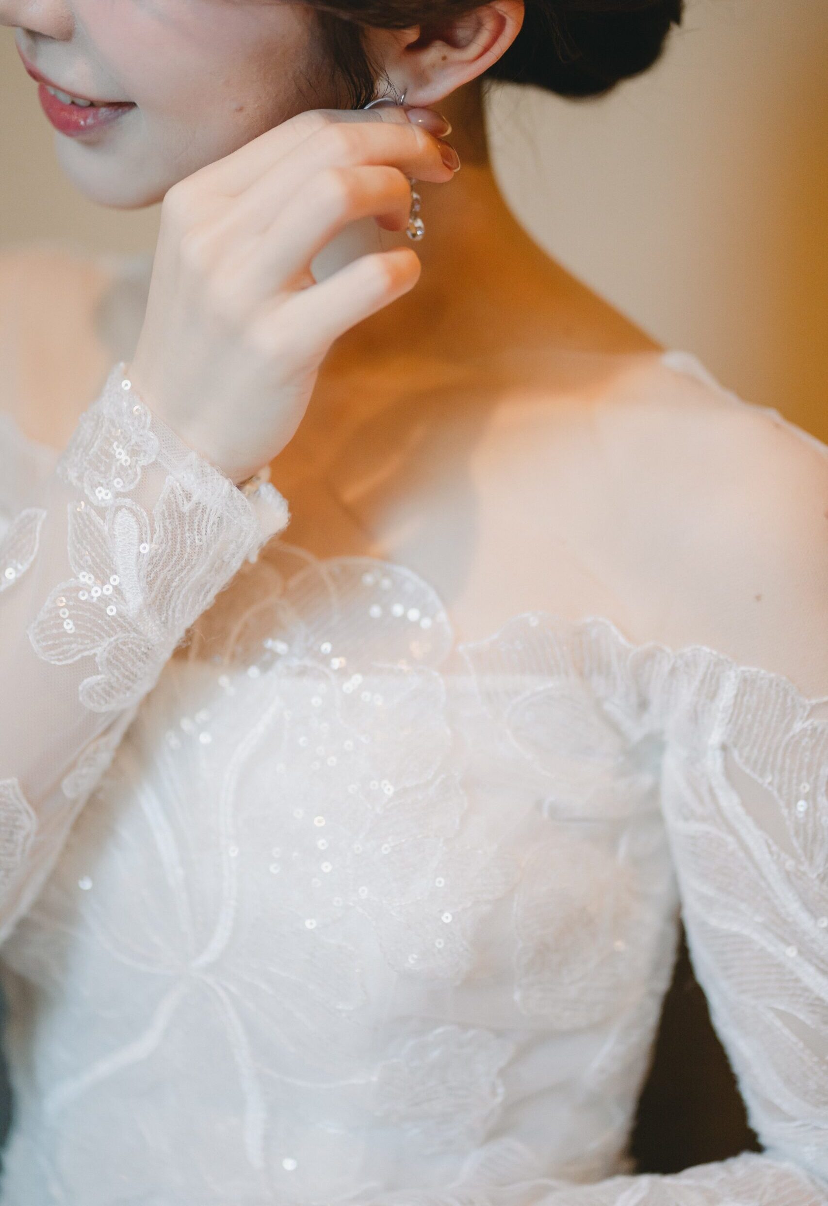 トリート福岡で人気のリーム アクラのウェディングドレスの着て微笑む新婦様