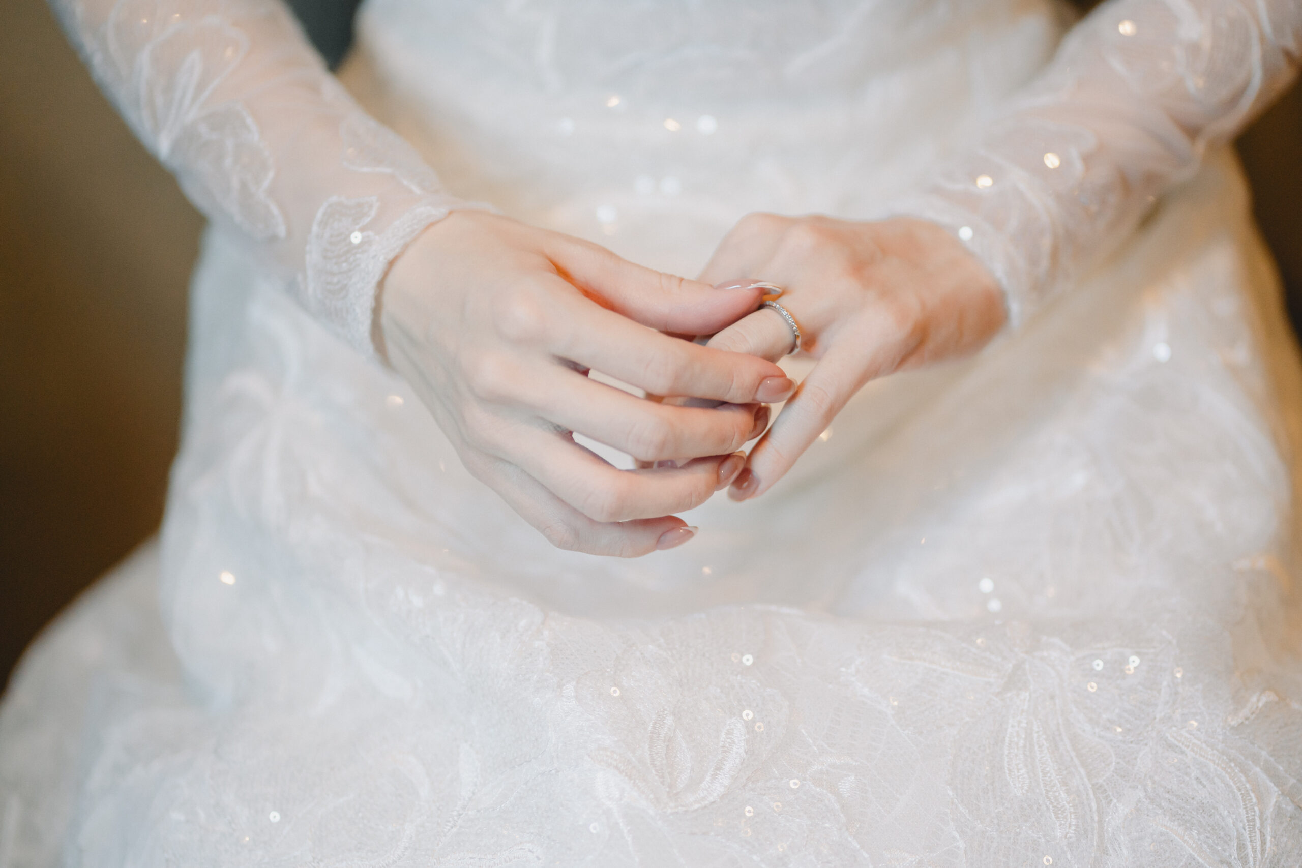 ご新婦様が指輪を着用する瞬間