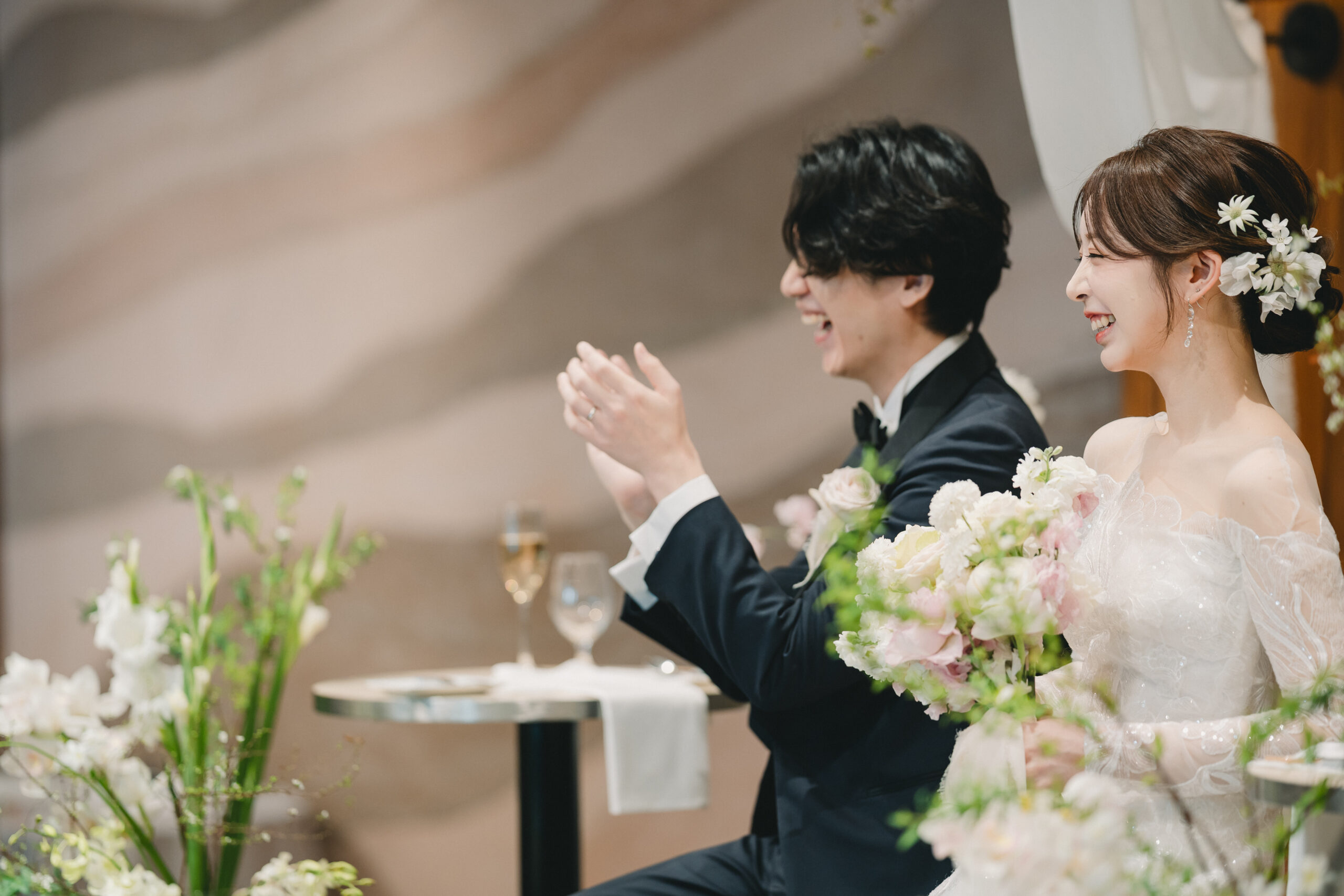 ウィズ ザ スタイルの披露宴会場にて、パーティーを楽しんでいるお二人。