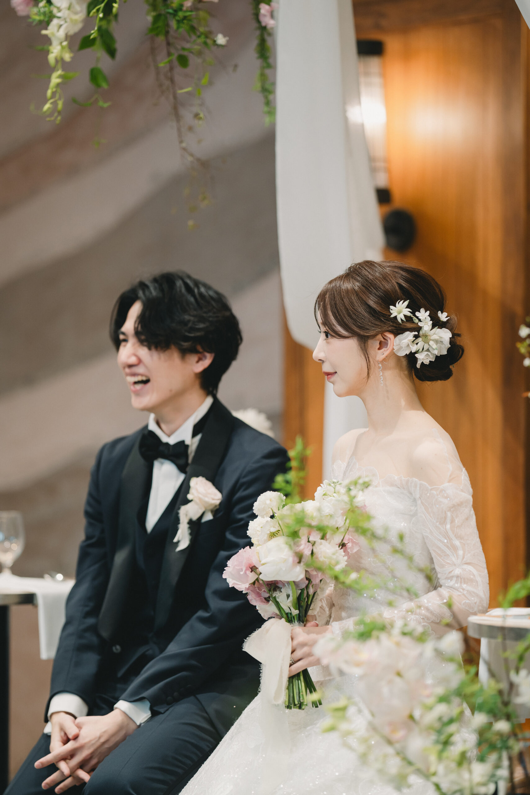 リーム アクラのウェディングドレスを着用して、ピンクのブーケを持っているご新婦様