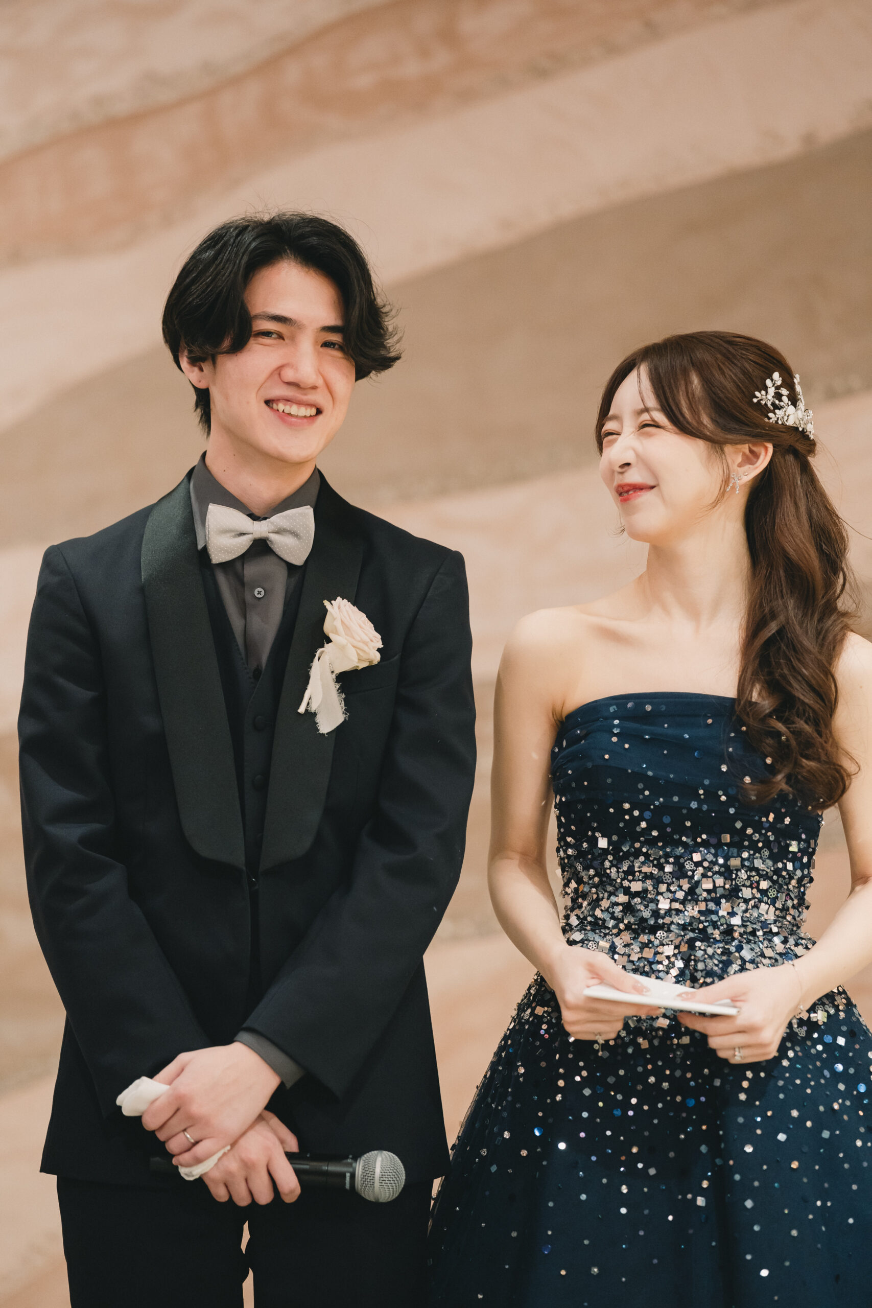 TREATORIGINALのカラードレスを身に纏っているご新婦様とご新郎様が微笑んでいる写真