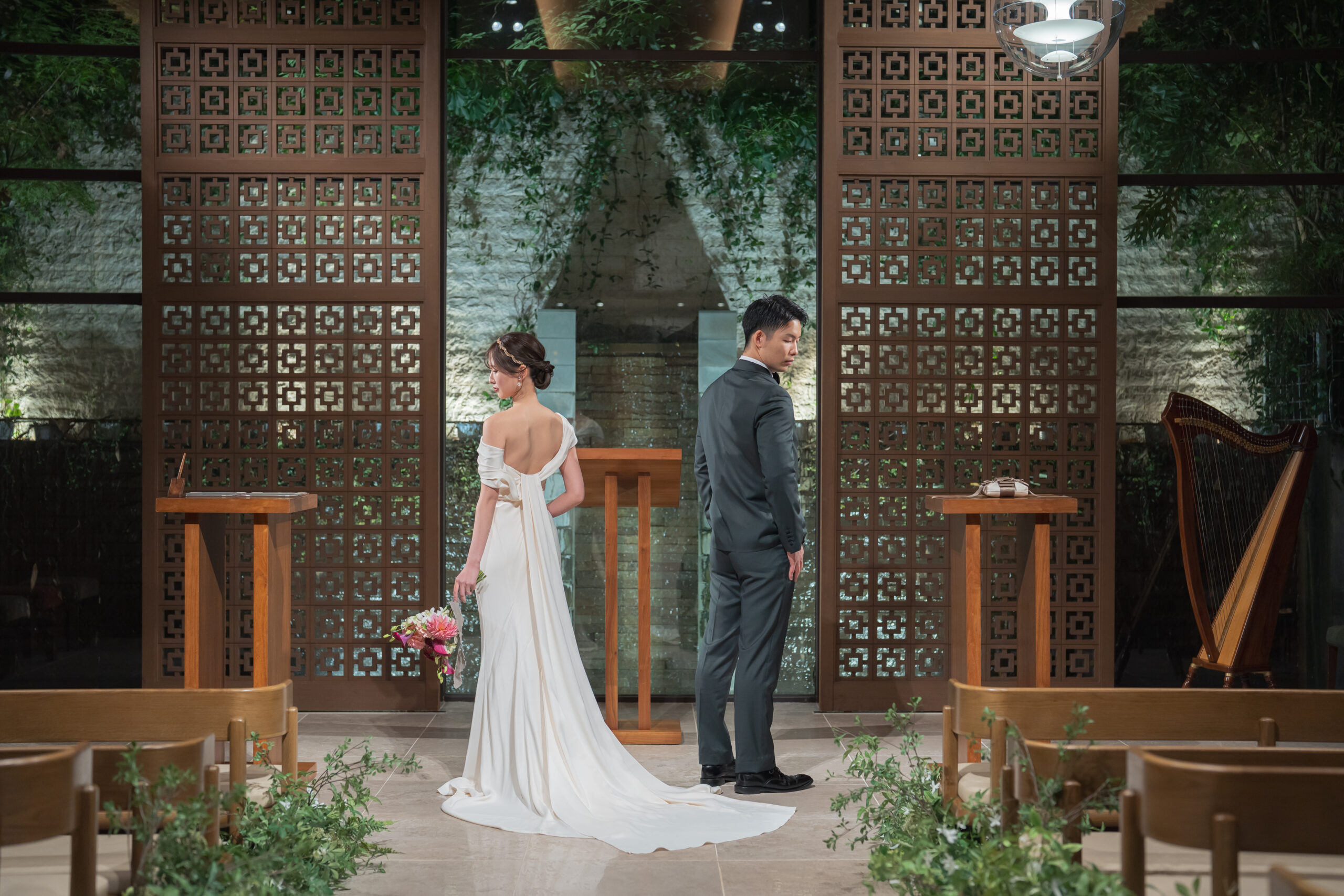 ウィズザスタイルのチャペルでバックスタイルの写真を撮影する二人