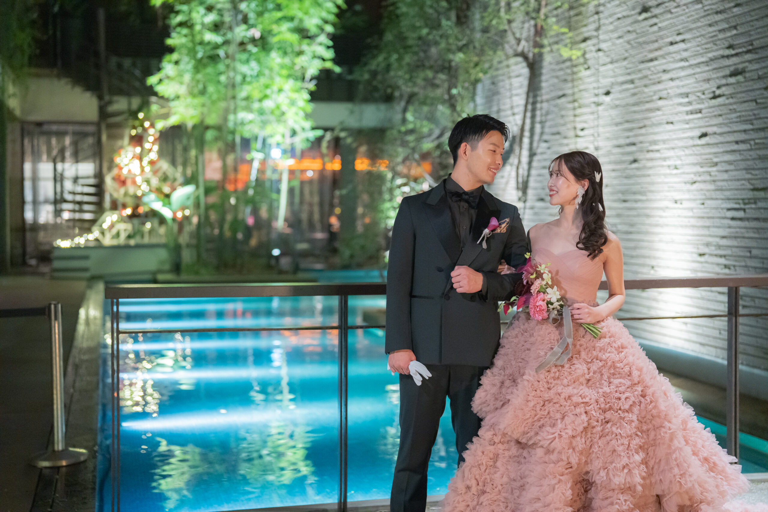 ウィズザスタイルで見つめあう新郎新婦