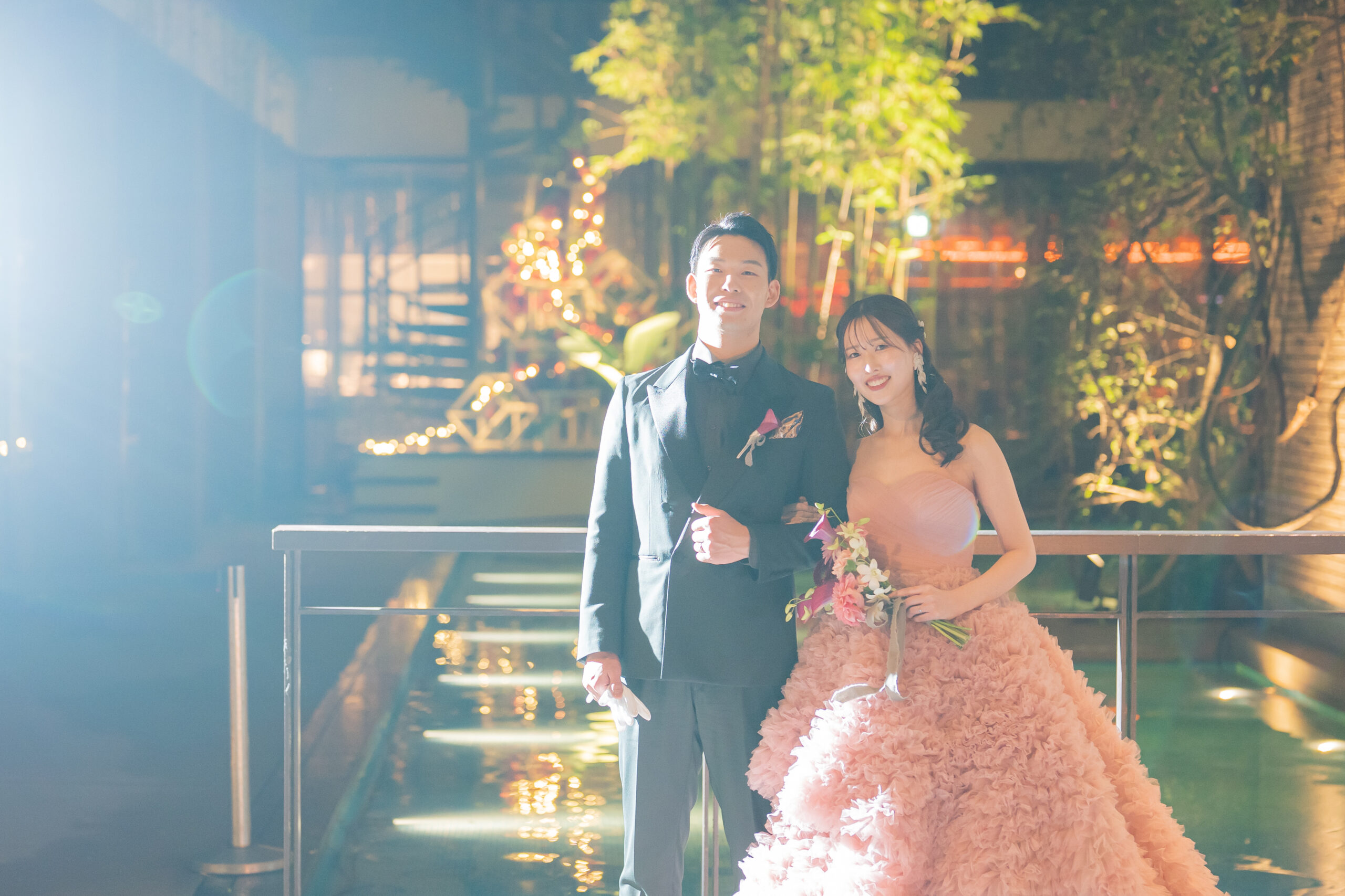 ウィズザスタイルで微笑み肩を寄り添えあう新郎新婦