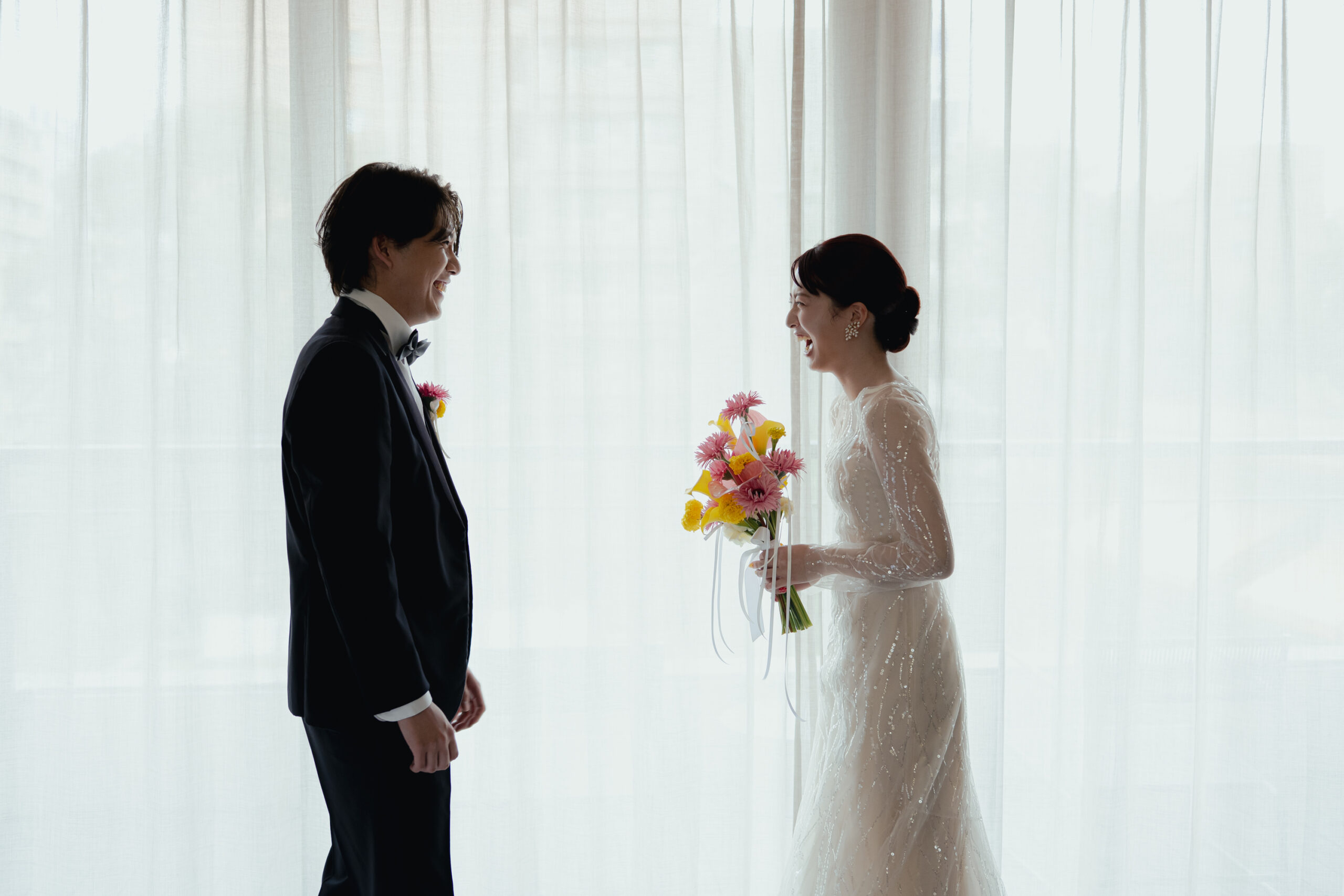 トリート福岡店の提携会場ウィズザスタイルフクオカでお互いに向かいあうご新郎ご新婦様。