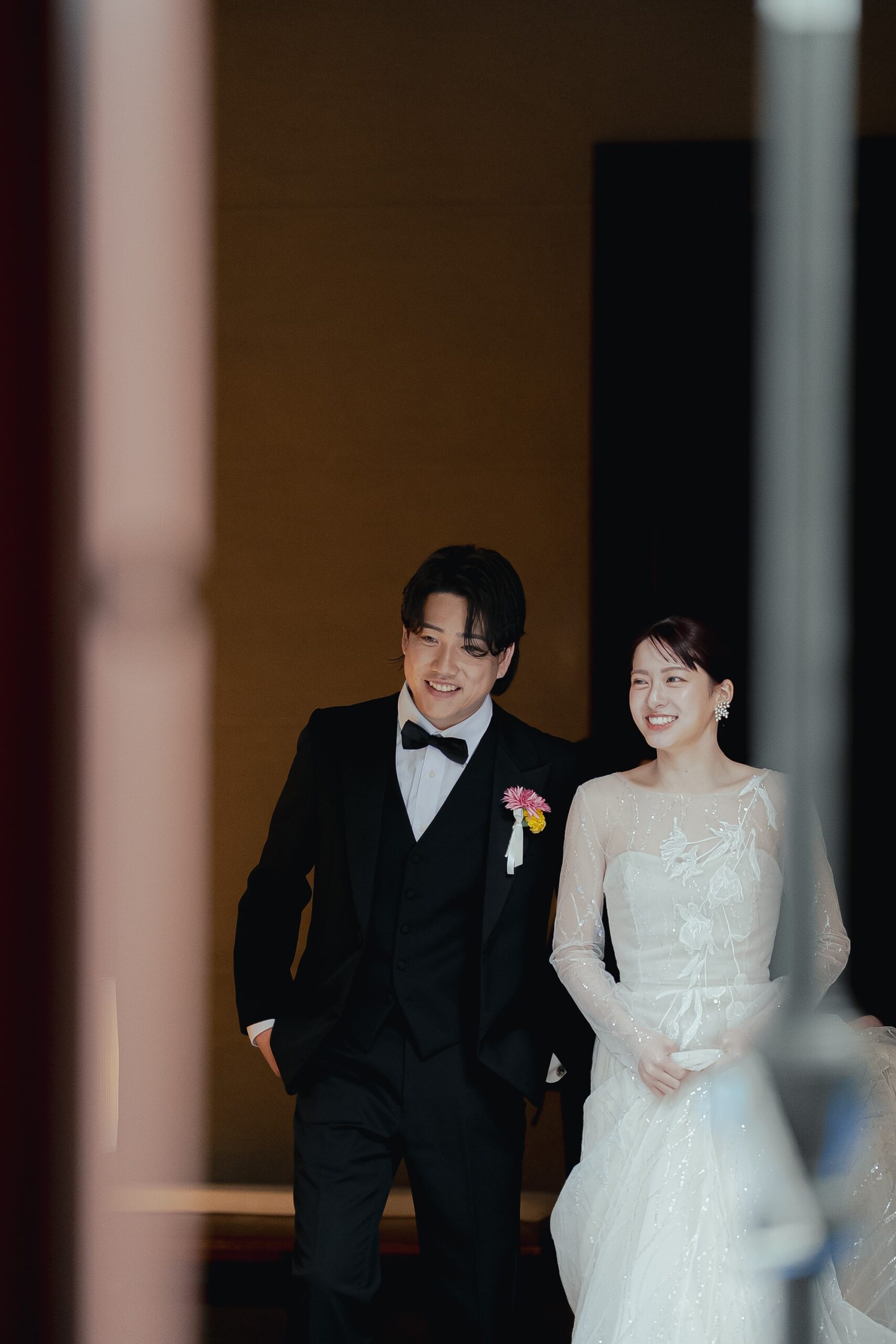 トリートオリジナルのウェディングドレスを身に纏い挙式へ向かうご新郎ご新婦様。