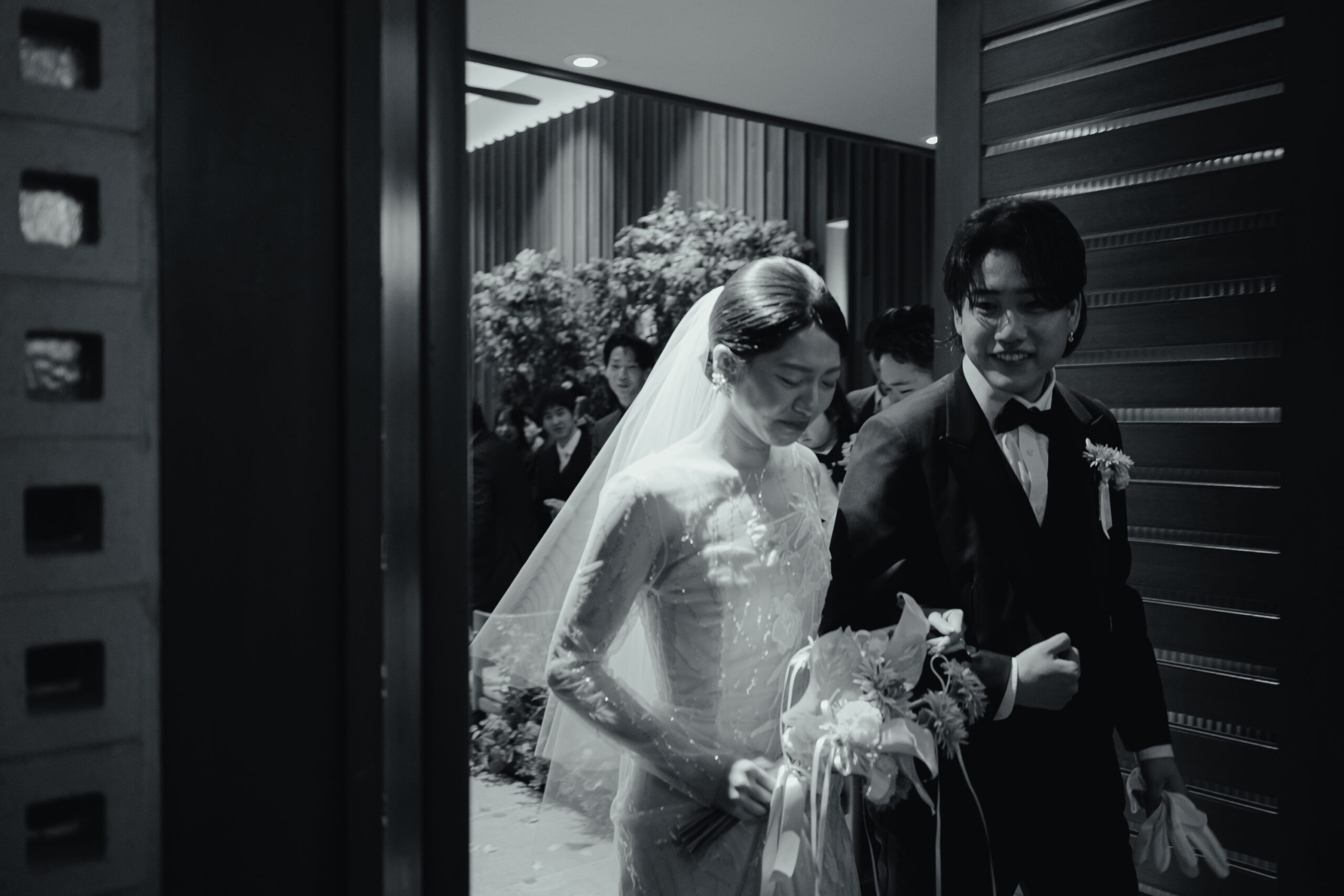 トリート福岡店の提携会場ウィズザスタイルフクオカのチャペルで涙ぐむご新婦様。