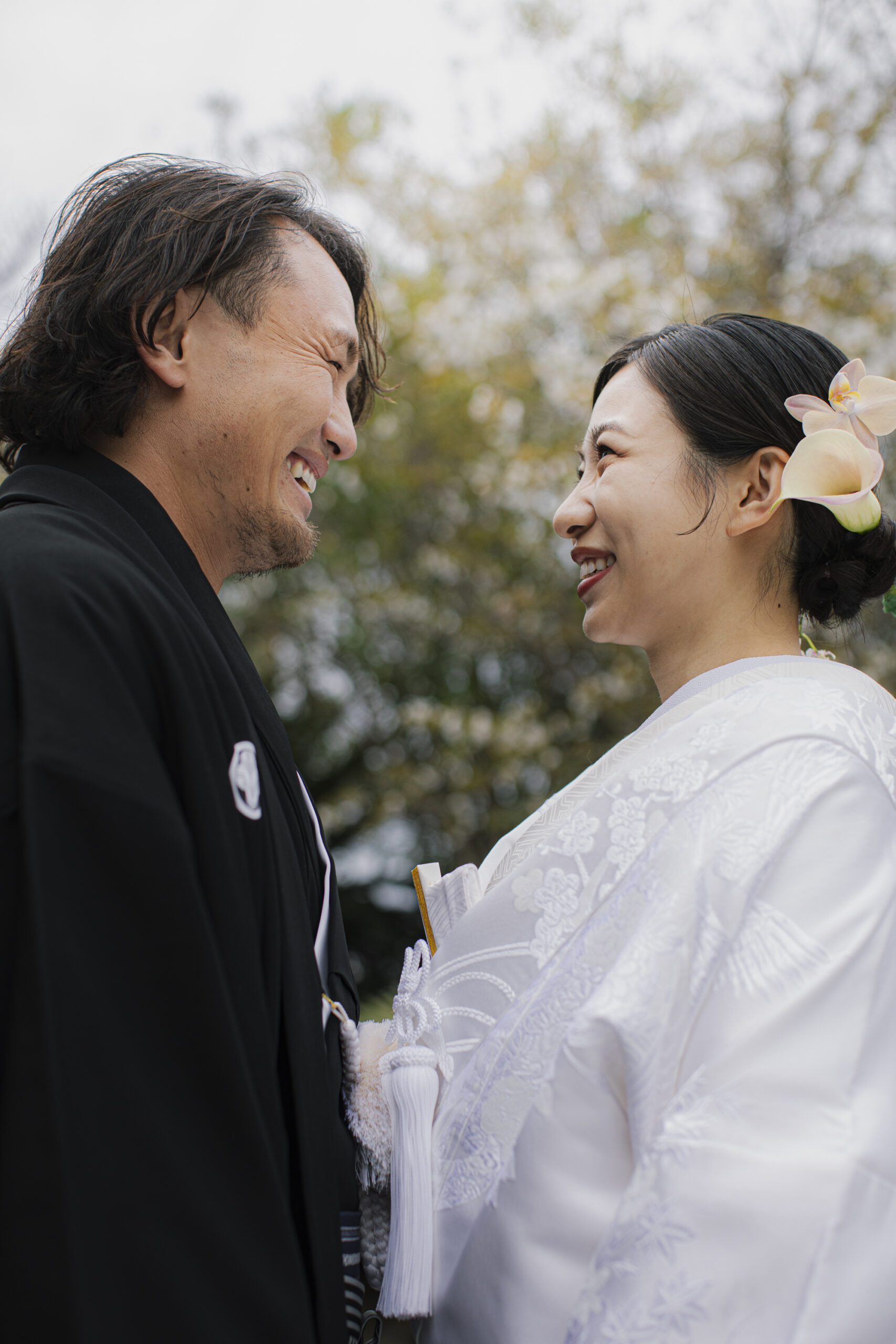 トリート福岡の白無垢と紋付袴で向かい合う新郎新婦様。