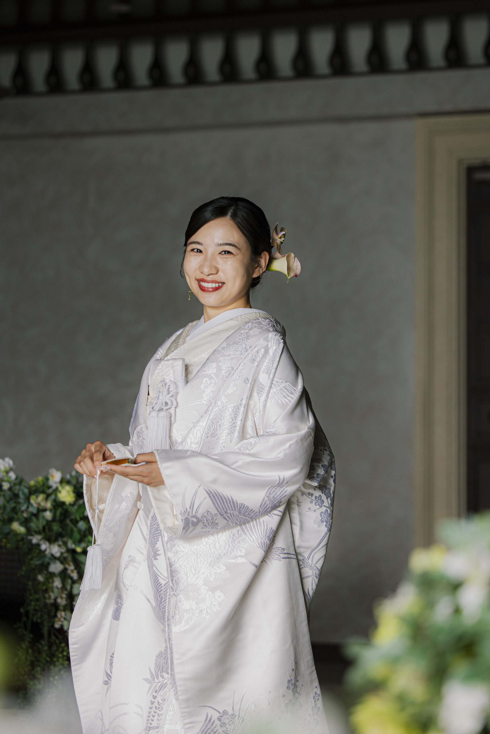 トリート福岡で人気の白無垢を身に纏い、カメラ目線でにこやかに笑うご新婦様。