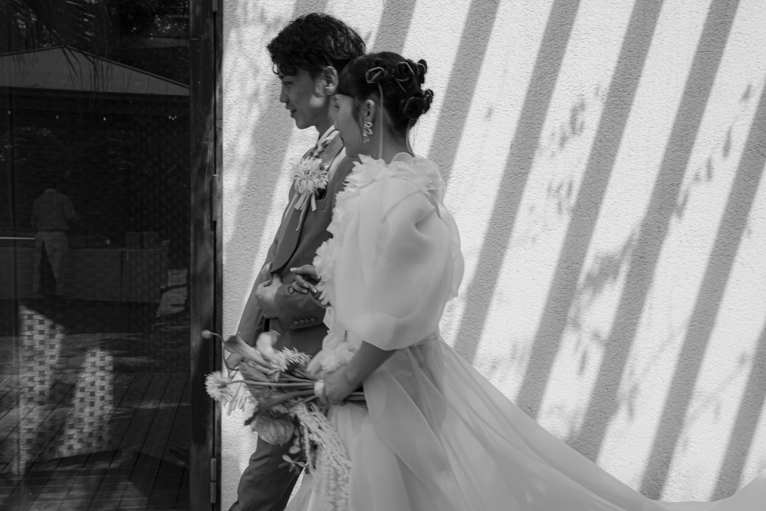 ザ ルイガンズ スパ＆リゾートの披露宴会場で入場に向かう新郎新婦。