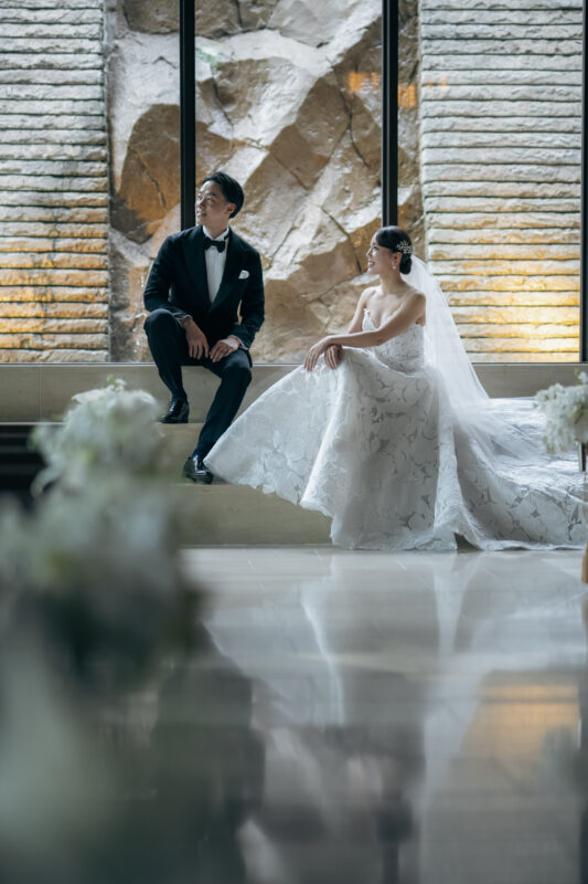 ブラックタキシードとエナウラのAラインのウエディングドレスで前撮り