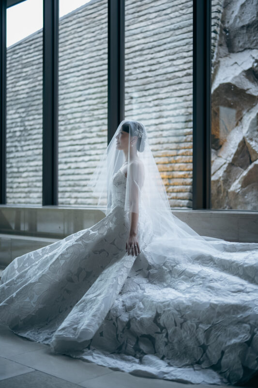 ジ・オリエントのチャペルでエナウラのAラインのウェディングドレスを着用した美しい新婦