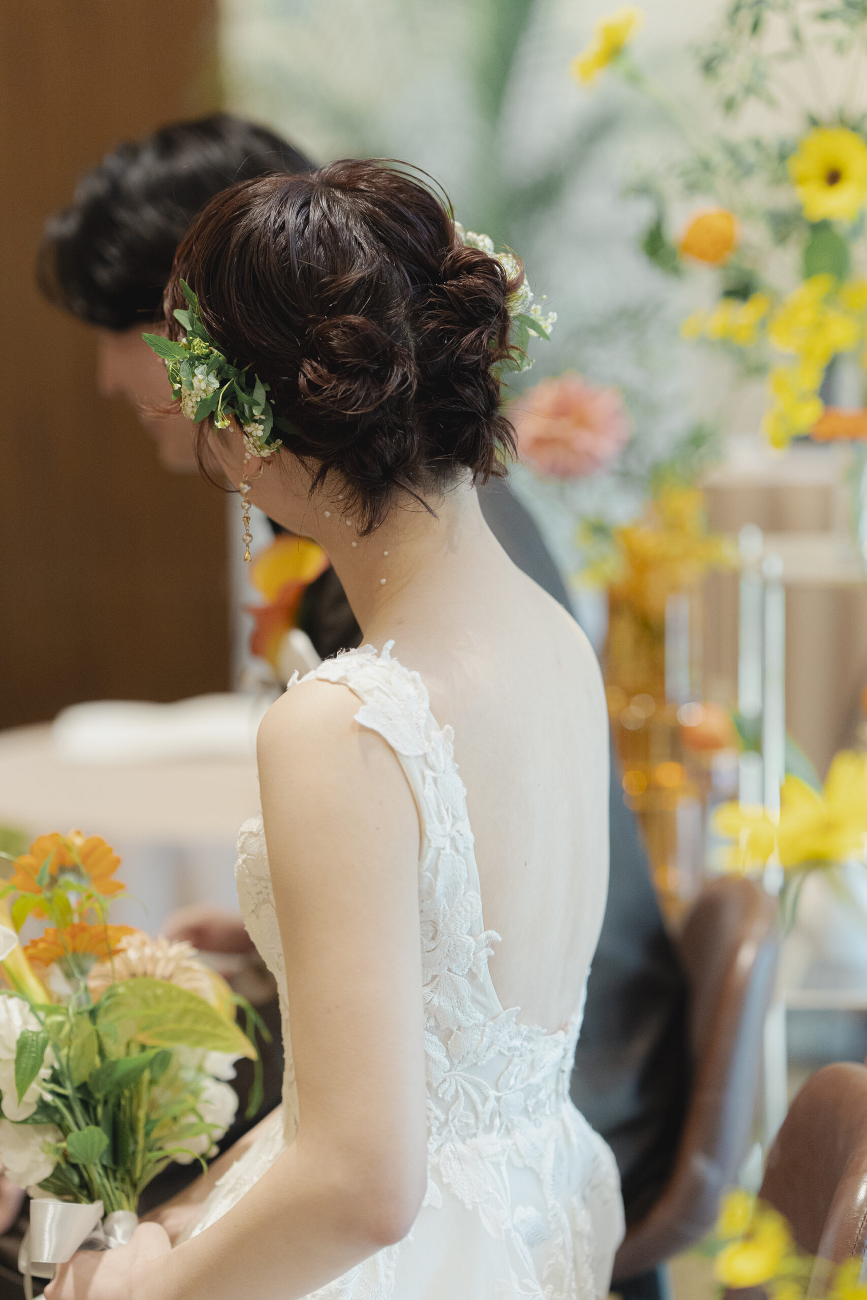 ブリス モニーク ルイリエのウェディングドレスを着ているご新婦様の後ろ姿