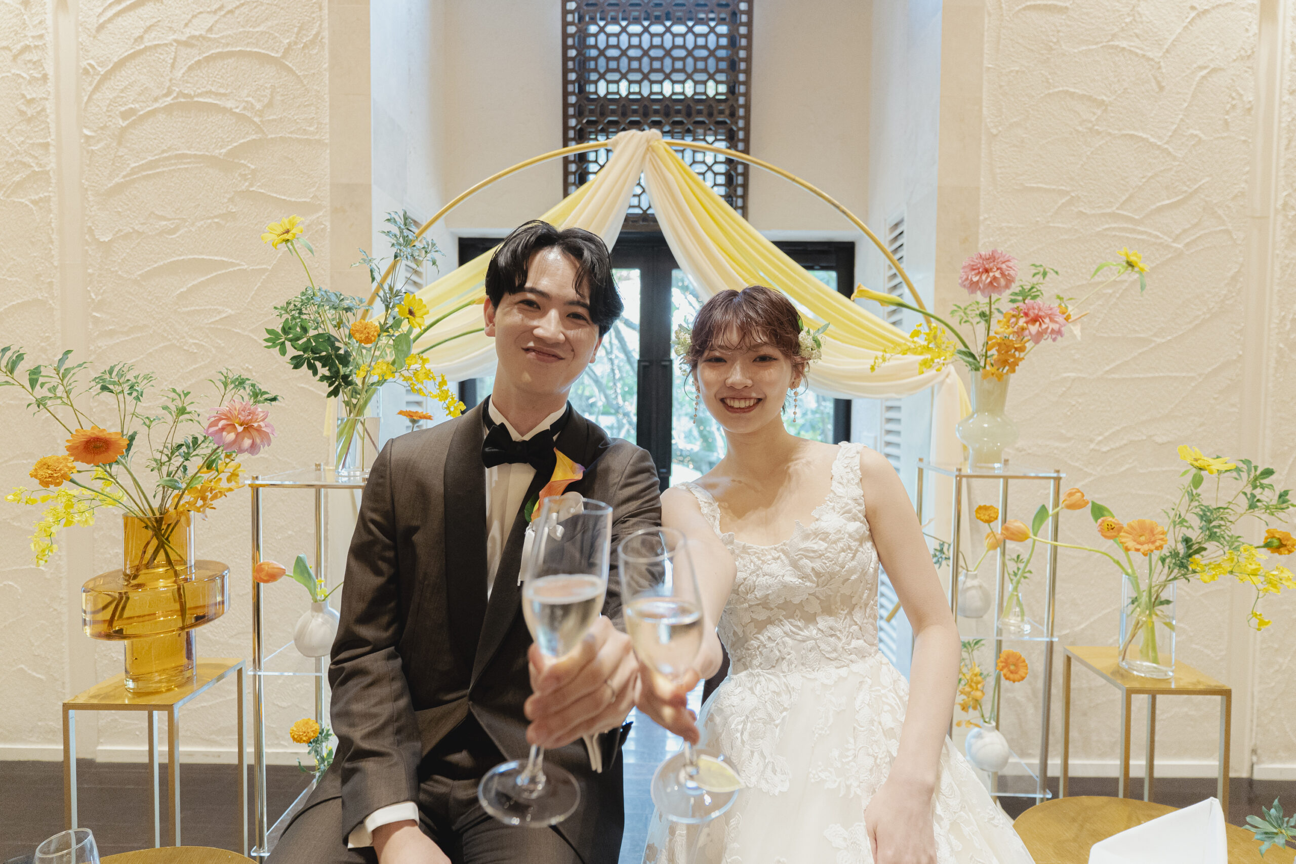 ザ・ルイガンズ スパ＆リゾートの披露宴会場にて、乾杯をするお二人