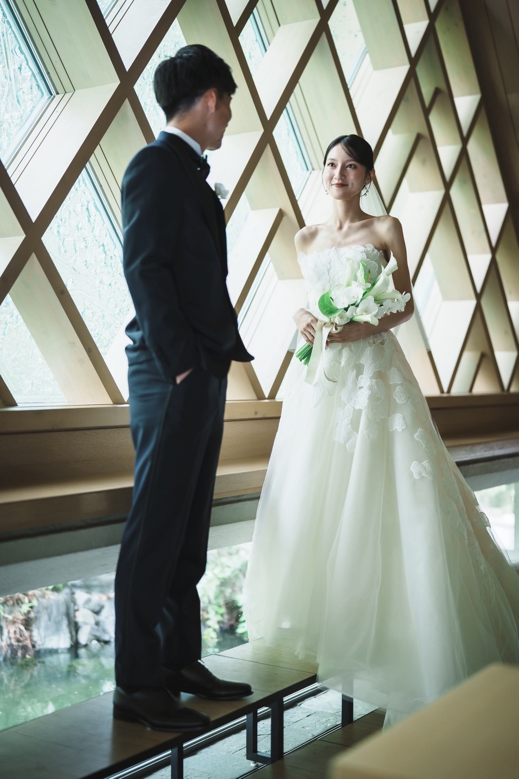 ドレスに施されるミカドシルクのレースや輝くビーディング、そしてアップリケが美しいウェディングドレス