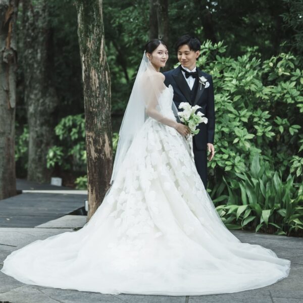 エリー サーブ  ブライダルのウェディングドレスで過ごす特別な一日