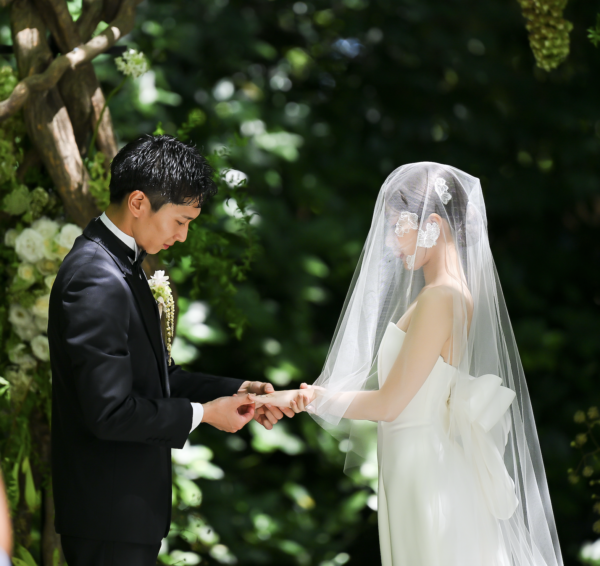 アントニオ リーヴァのウェディングドレスで過ごすガーデンウェディング