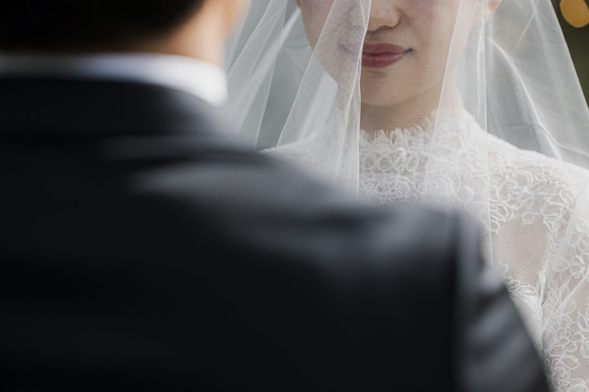 TREATで人気のモニークルイリエのウェディングドレスを身に纏った花嫁
