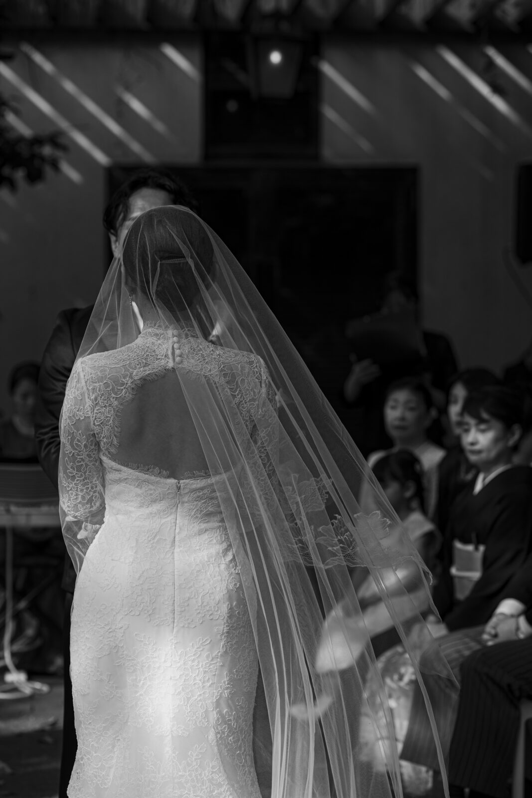 TREAT福岡店で人気のモニーク ルイリエのロングスリーブのマーメイドラインのウェディングドレスで結婚式を挙げる花嫁