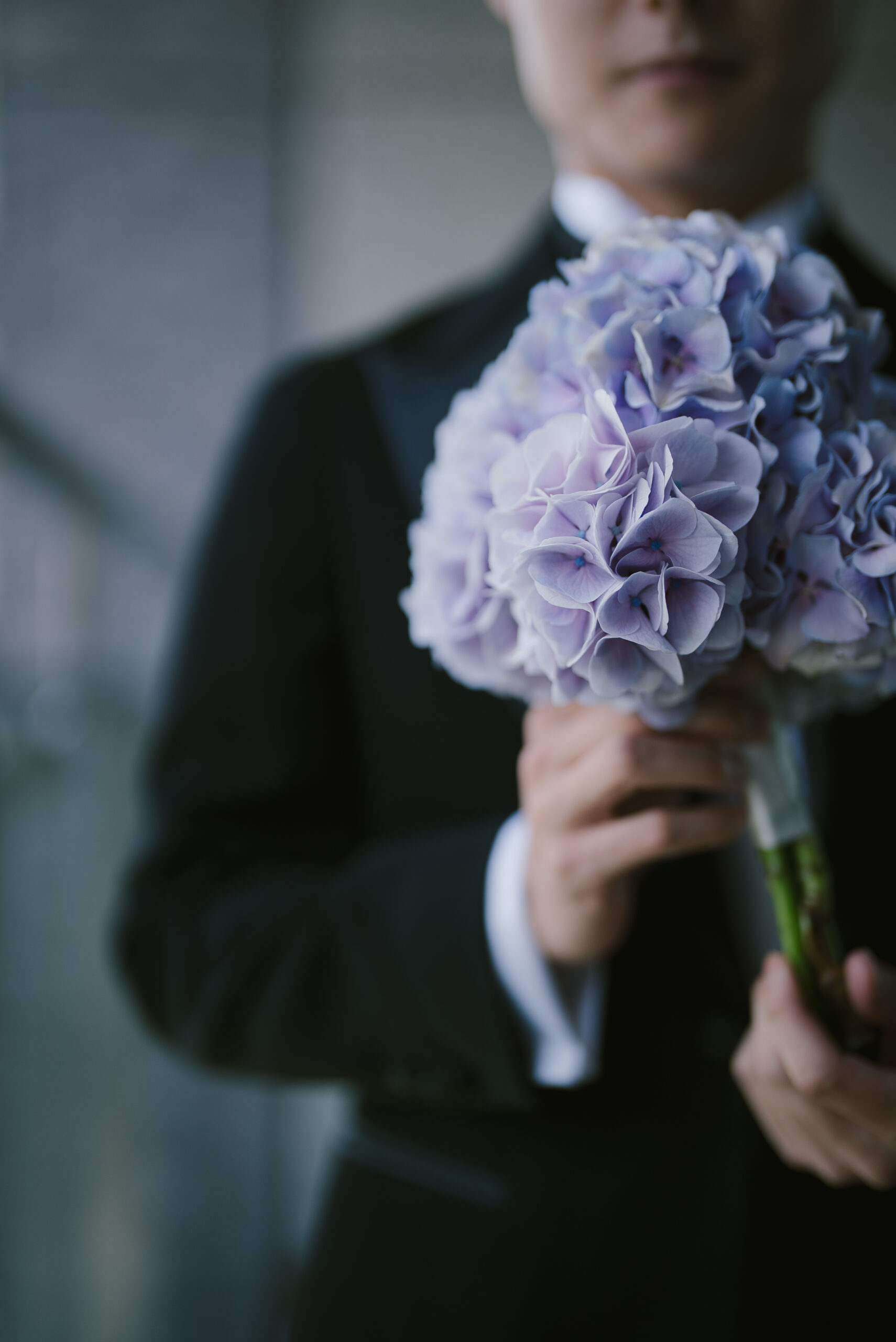 ウェディングにぴったりの紫陽花のブーケをもち、新婦様のご到着を待つ、ご新郎様の