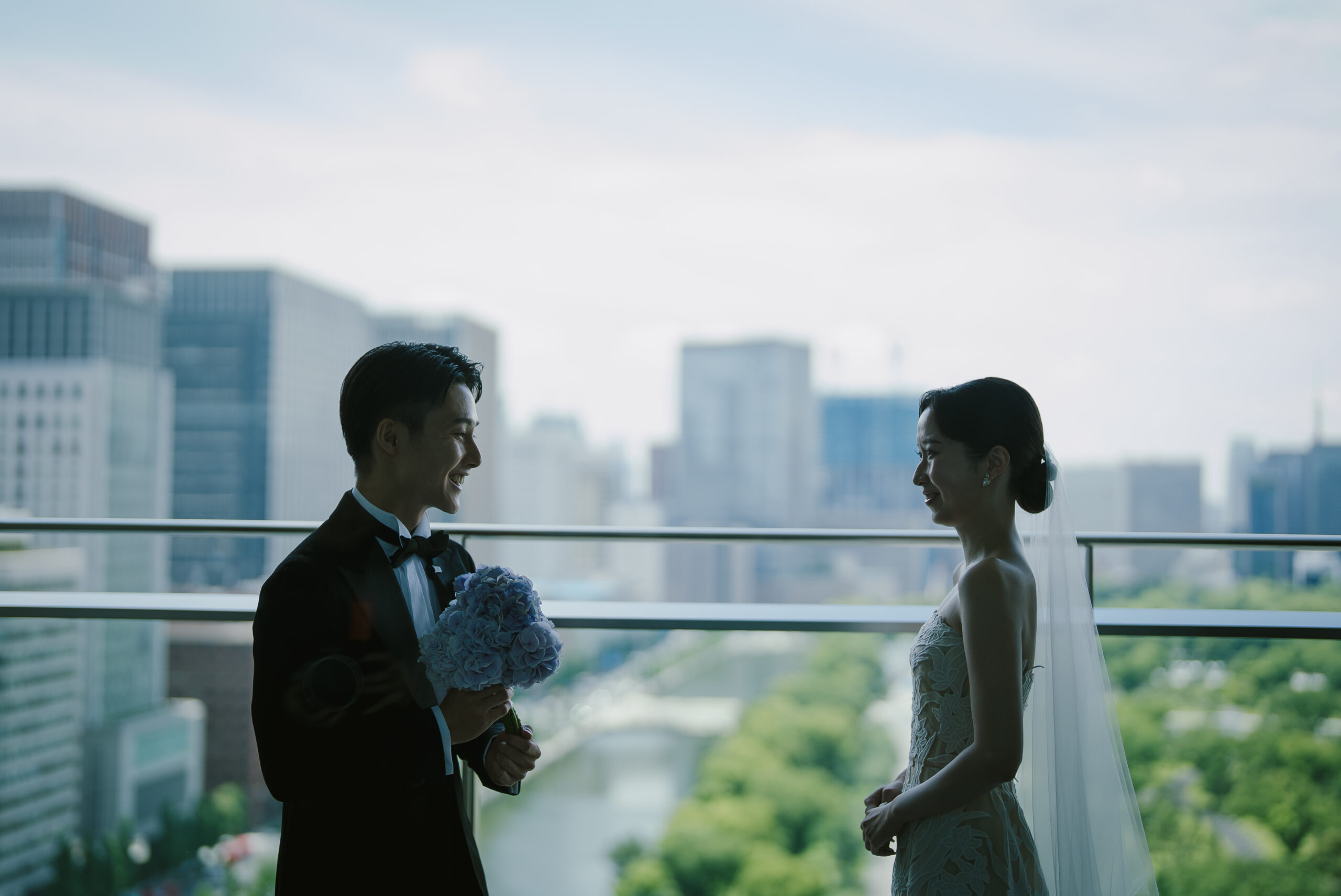 トリートで取り扱いのあるオスカーデラレンタのウェディングドレスを纏うご新婦様と、ブラックタキシードを纏うご新郎様のファーストミート
