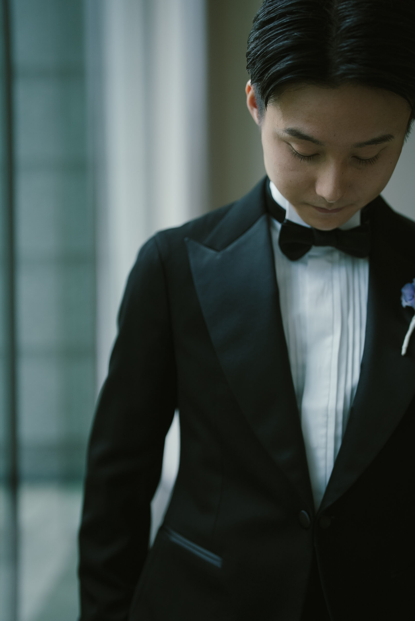 ブラックタキシードにプリーツシャツを纏いクラシカルな装いでパレスホテル東京の結婚式をされたご新郎様